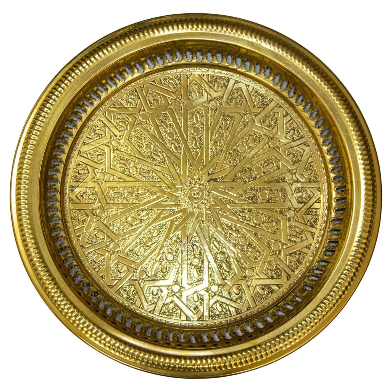 1940s Brass Moroccan Tray Hand Hammered Moorish Islamic Metalwork 13.5 in. D. For Sale