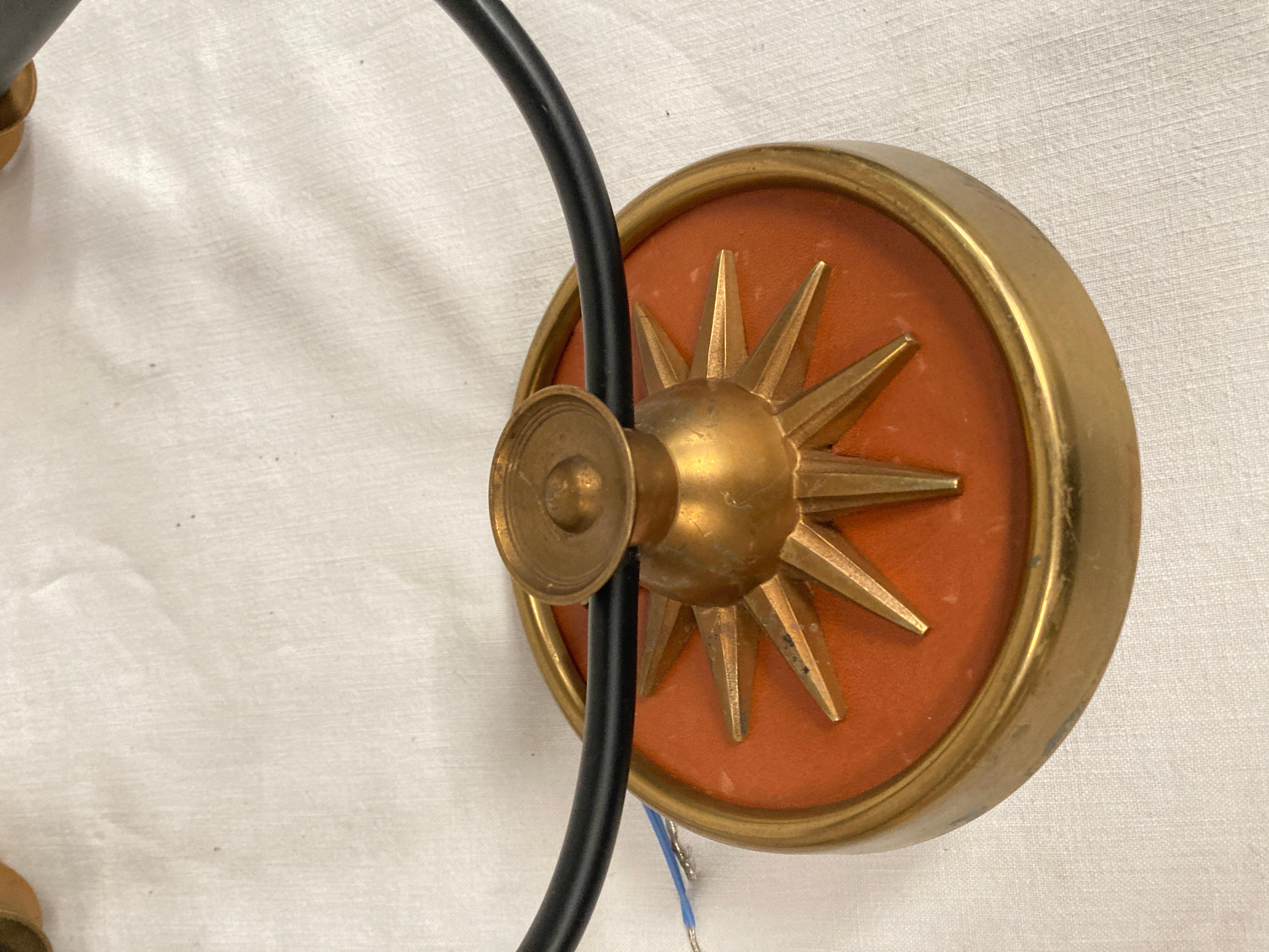 Francese Applique a raggiera in bronzo e pelle degli anni '40 attribuite ad André Arbus in vendita