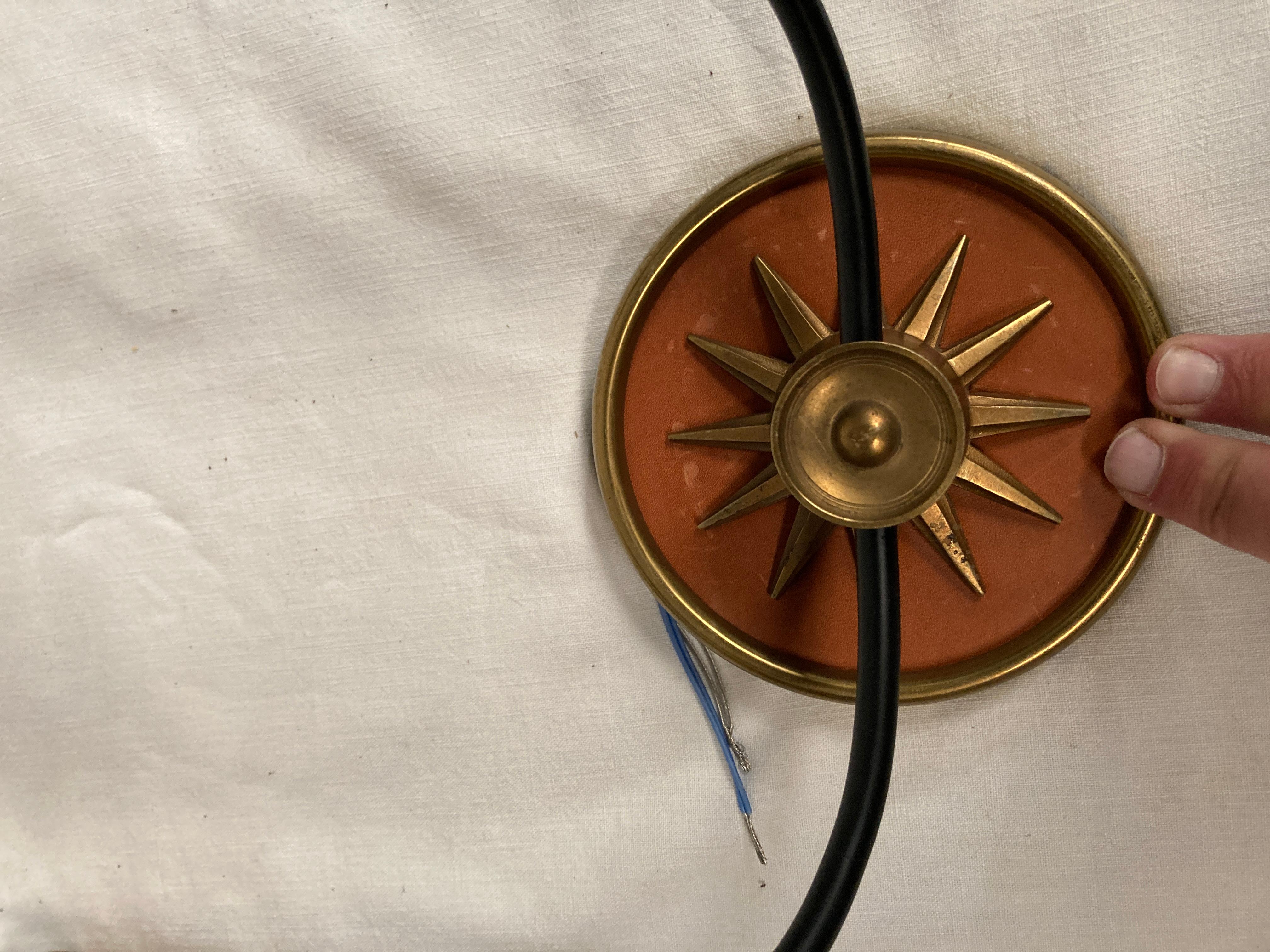 Bronzo Applique a raggiera in bronzo e pelle degli anni '40 attribuite ad André Arbus in vendita