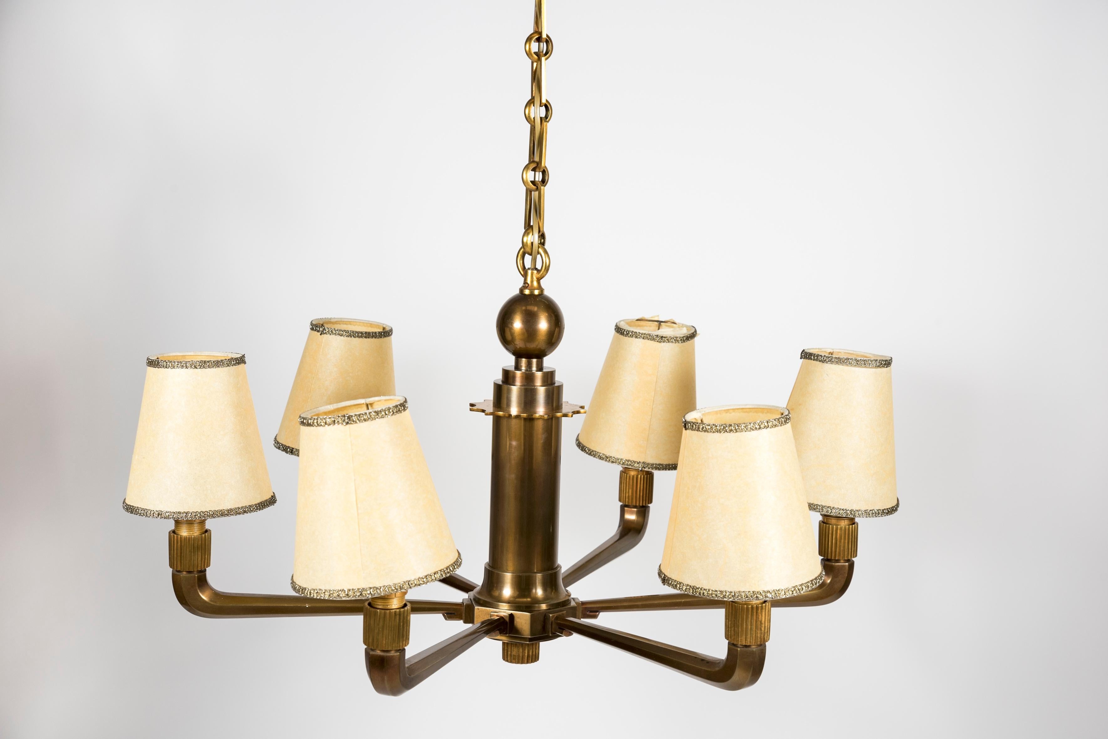 1940s bronze chandelier with beautiful patina
40 cm tall + Chaine = 90 cm
France
Newly re-wired
No shade included.