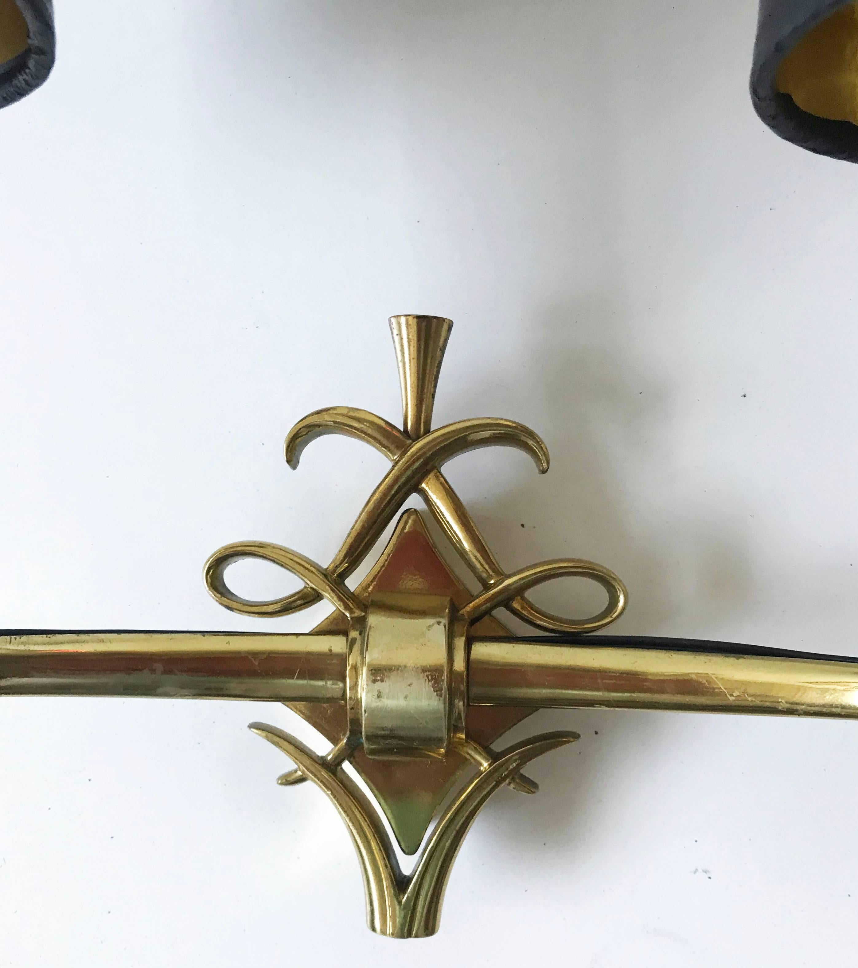 Hervorragendes Paar französischer Bronzewandleuchter aus den 1940er Jahren im Geschmack von Jules Leleu.
Zwei Leuchten, max. 40 Watt pro Leuchte.
US neu verkabelt und in Betrieb.
Es sind zwei Paare erhältlich, die einzeln berechnet werden.
 