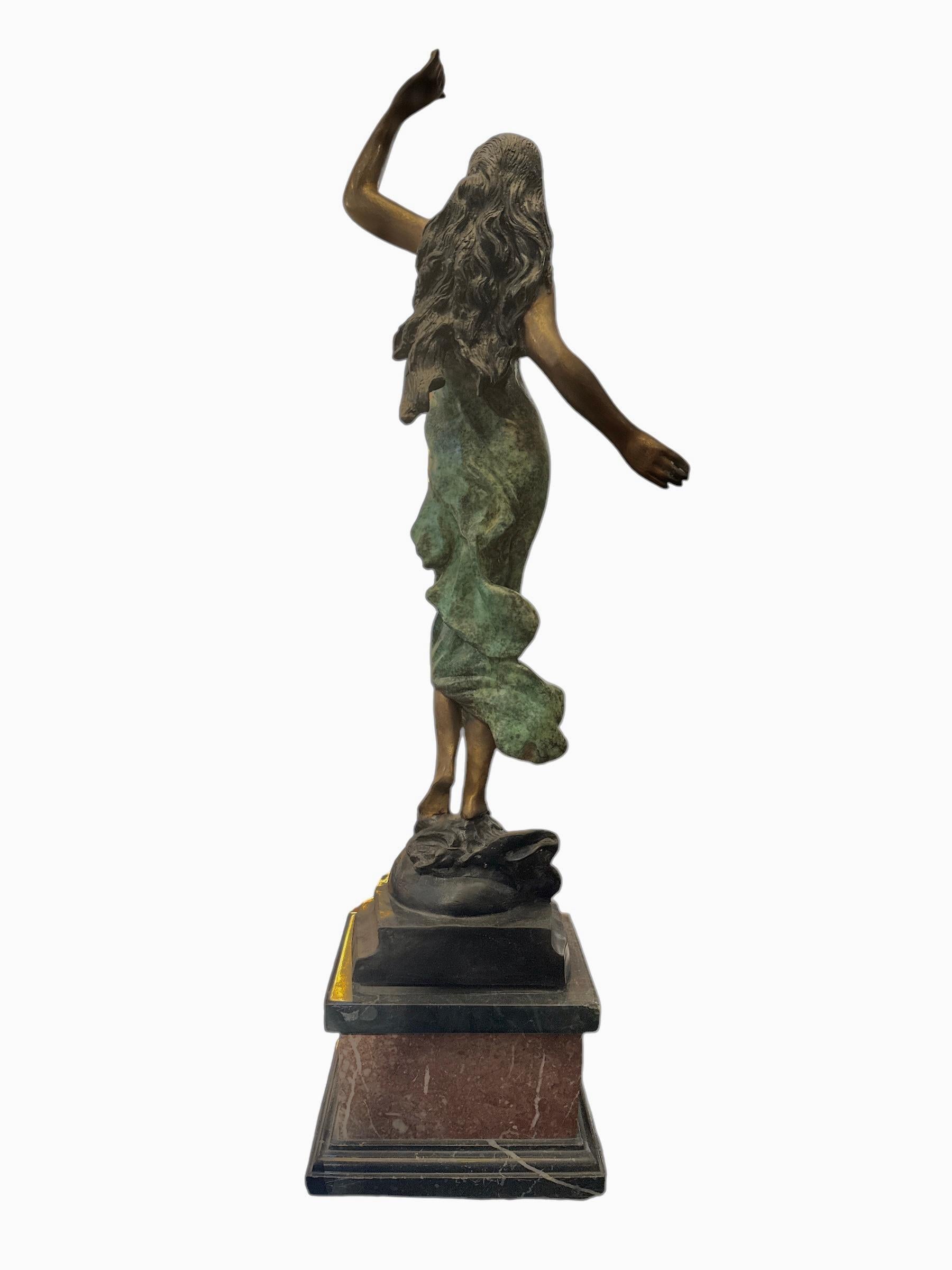 Italiano Statua di donna in bronzo del 1940 con supporto in marmo in vendita