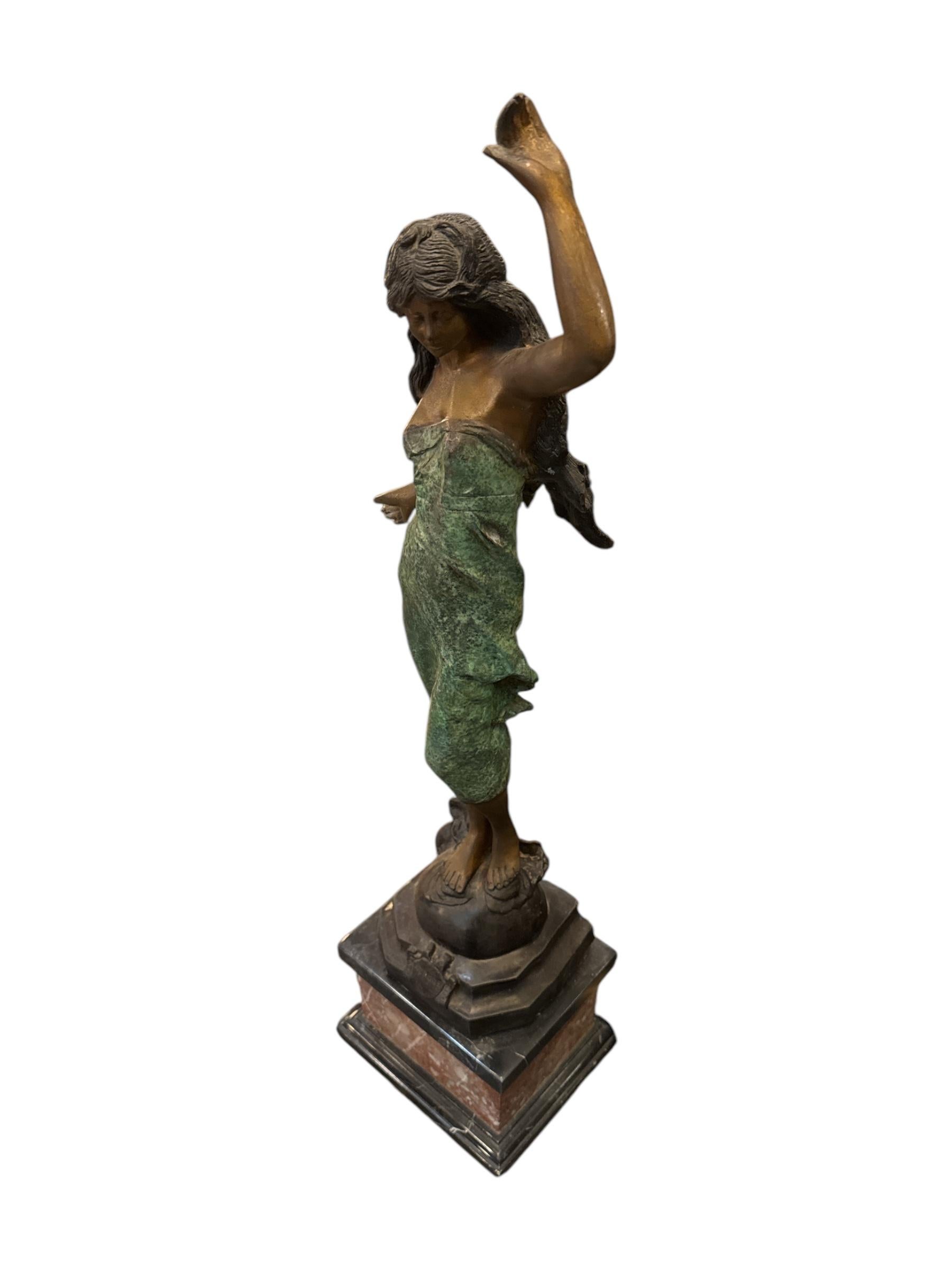Statua di donna in bronzo del 1940 con supporto in marmo In condizioni ottime in vendita a Pasadena, CA