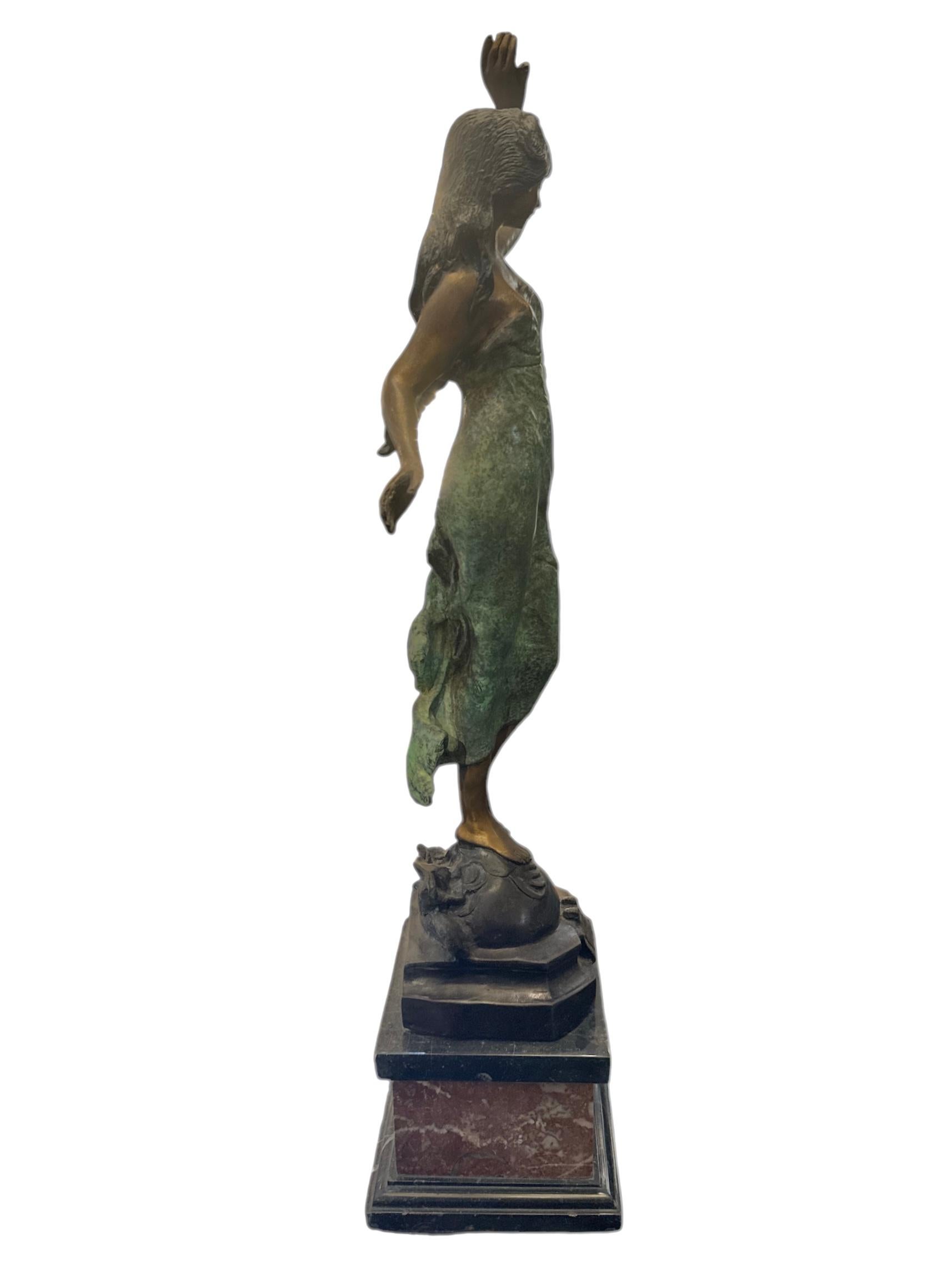 Bronzo Statua di donna in bronzo del 1940 con supporto in marmo in vendita