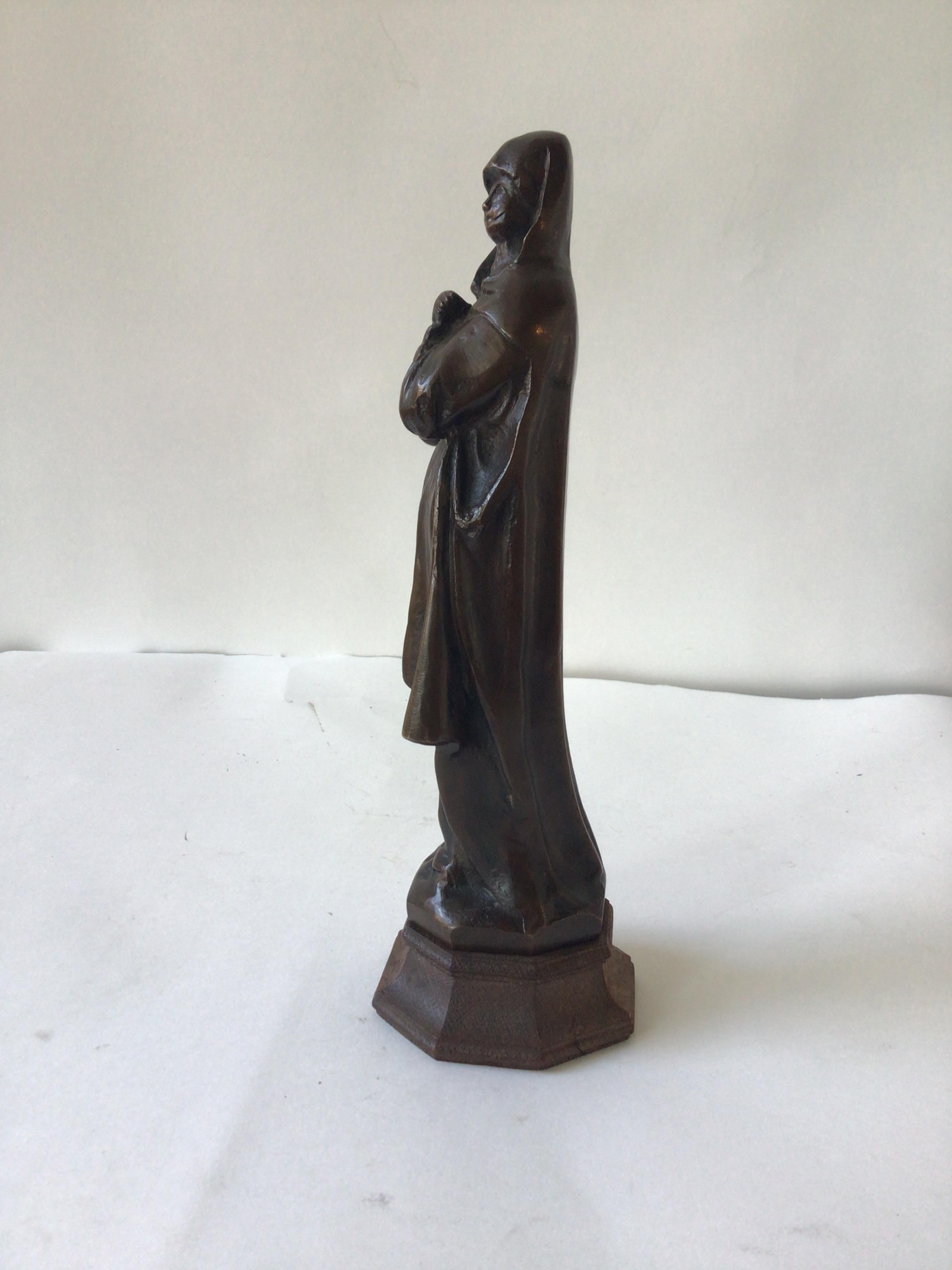sculpture en bronze d'une nonne datant des années 1940.