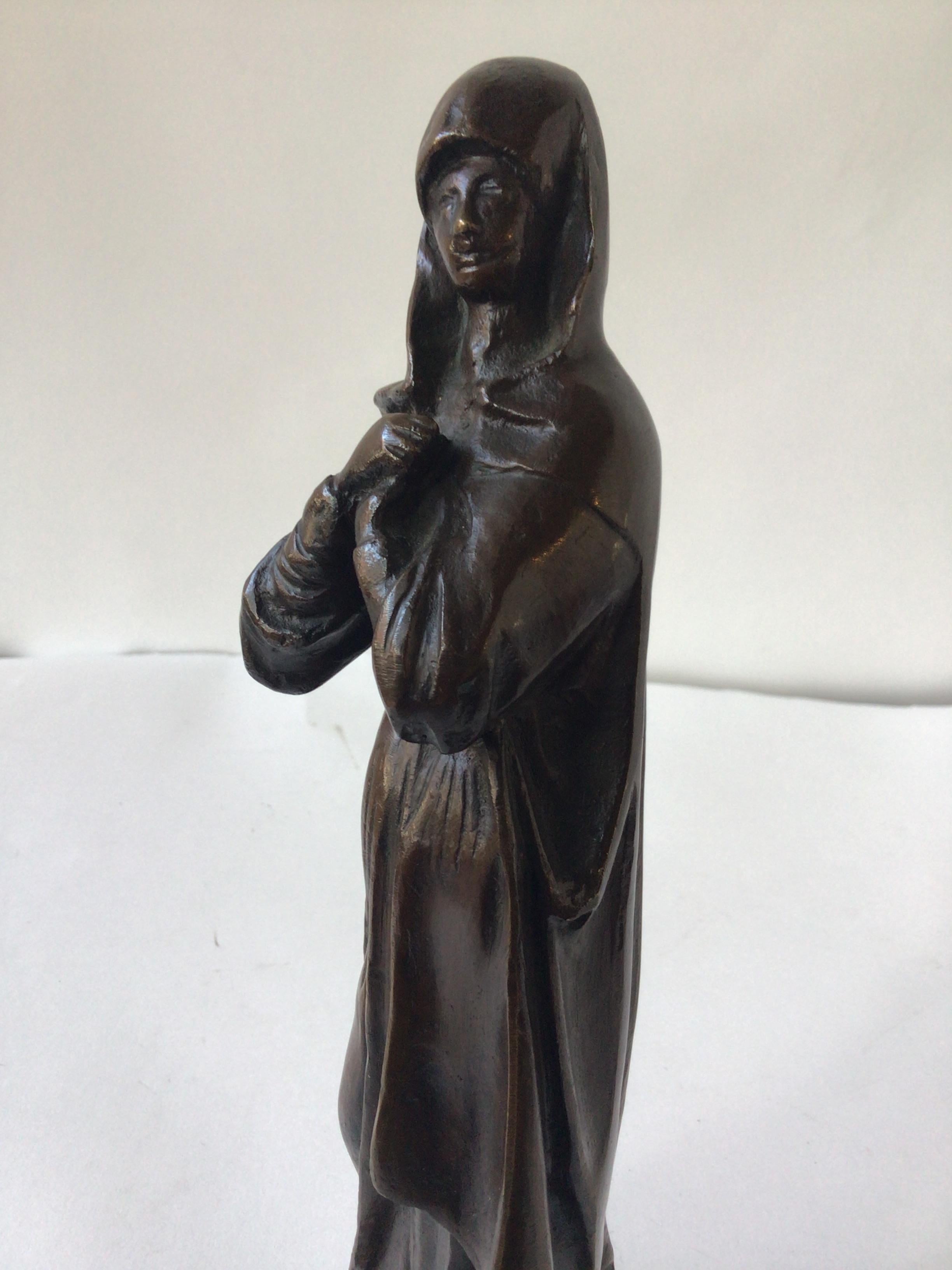 Sculpture en bronze d'une nonne des années 1940 en vente 1
