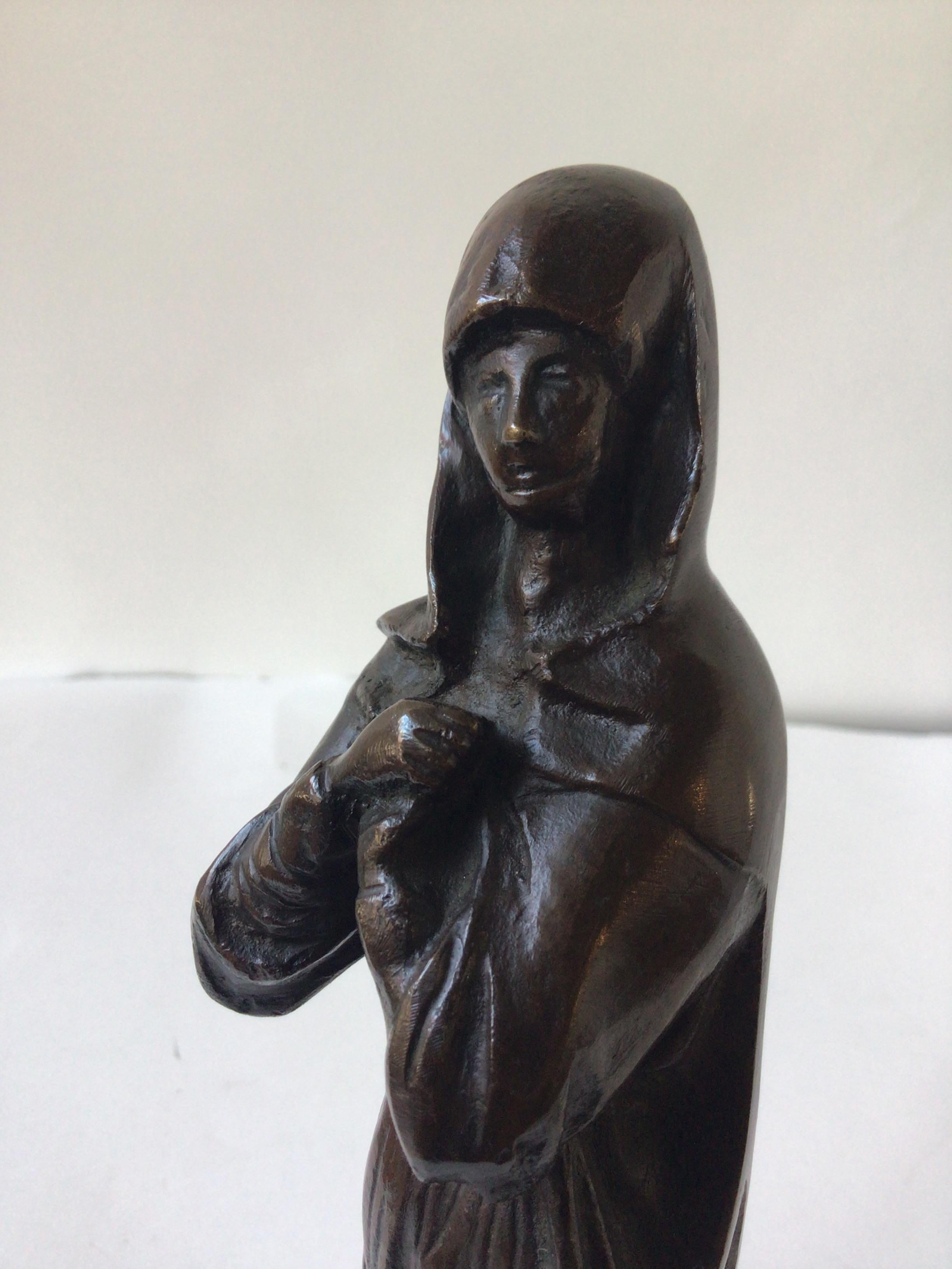 Sculpture en bronze d'une nonne des années 1940 en vente 2
