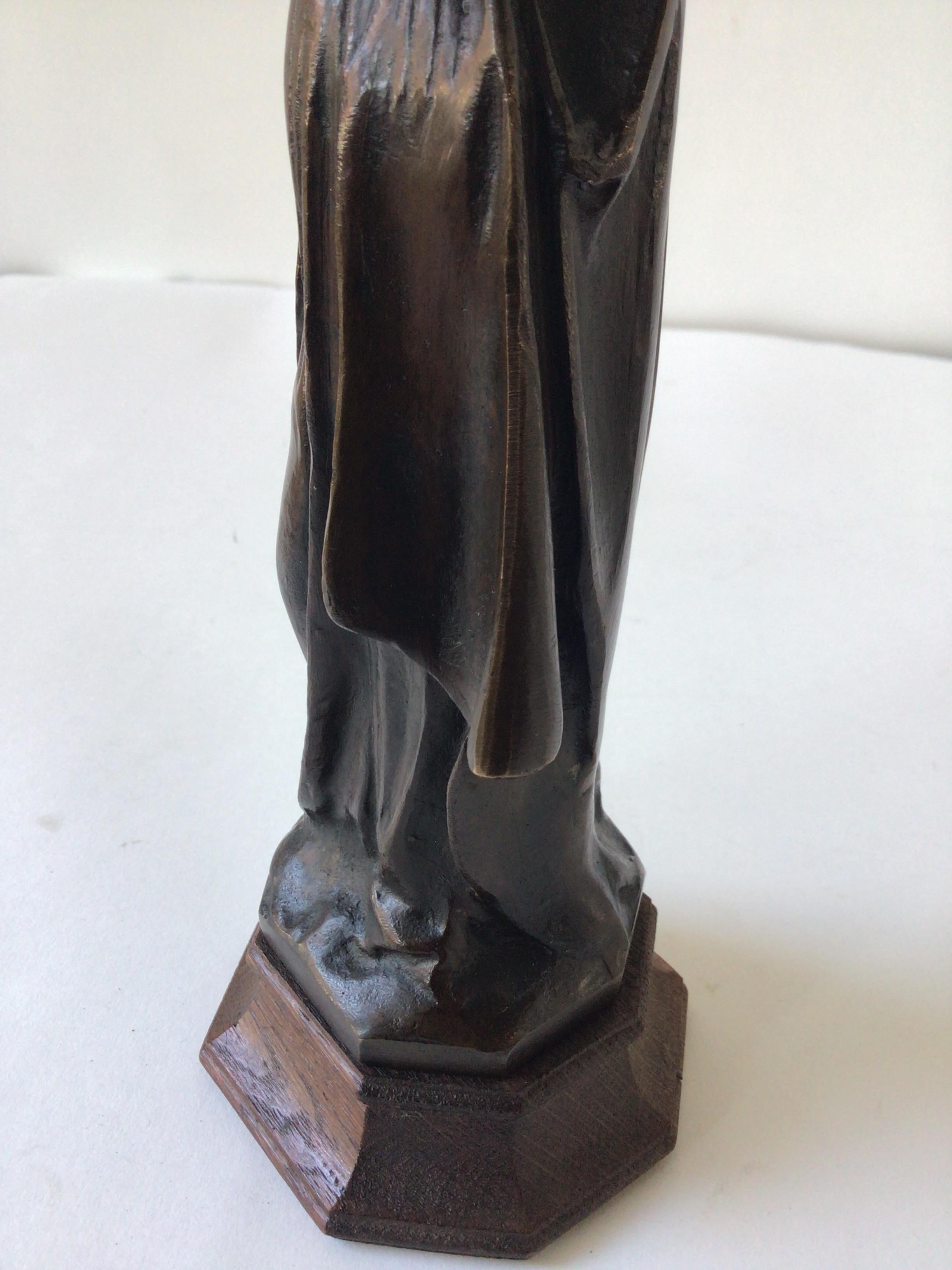 Sculpture en bronze d'une nonne des années 1940 en vente 3
