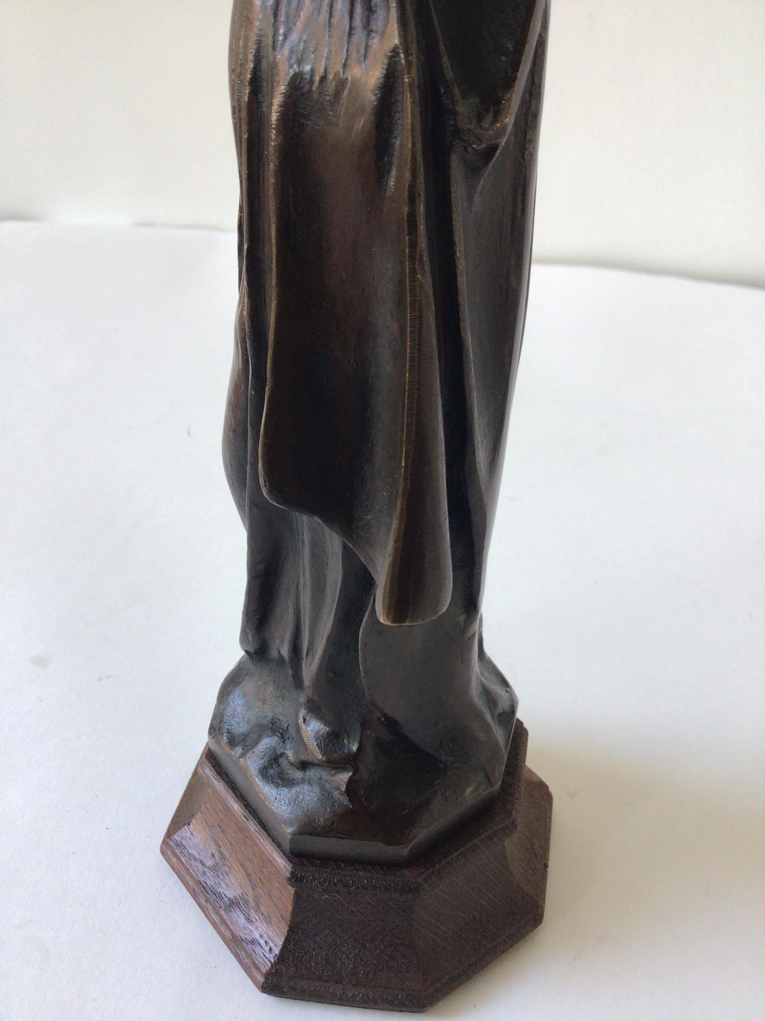 Scultura in bronzo di una suora degli anni '40 in vendita 3