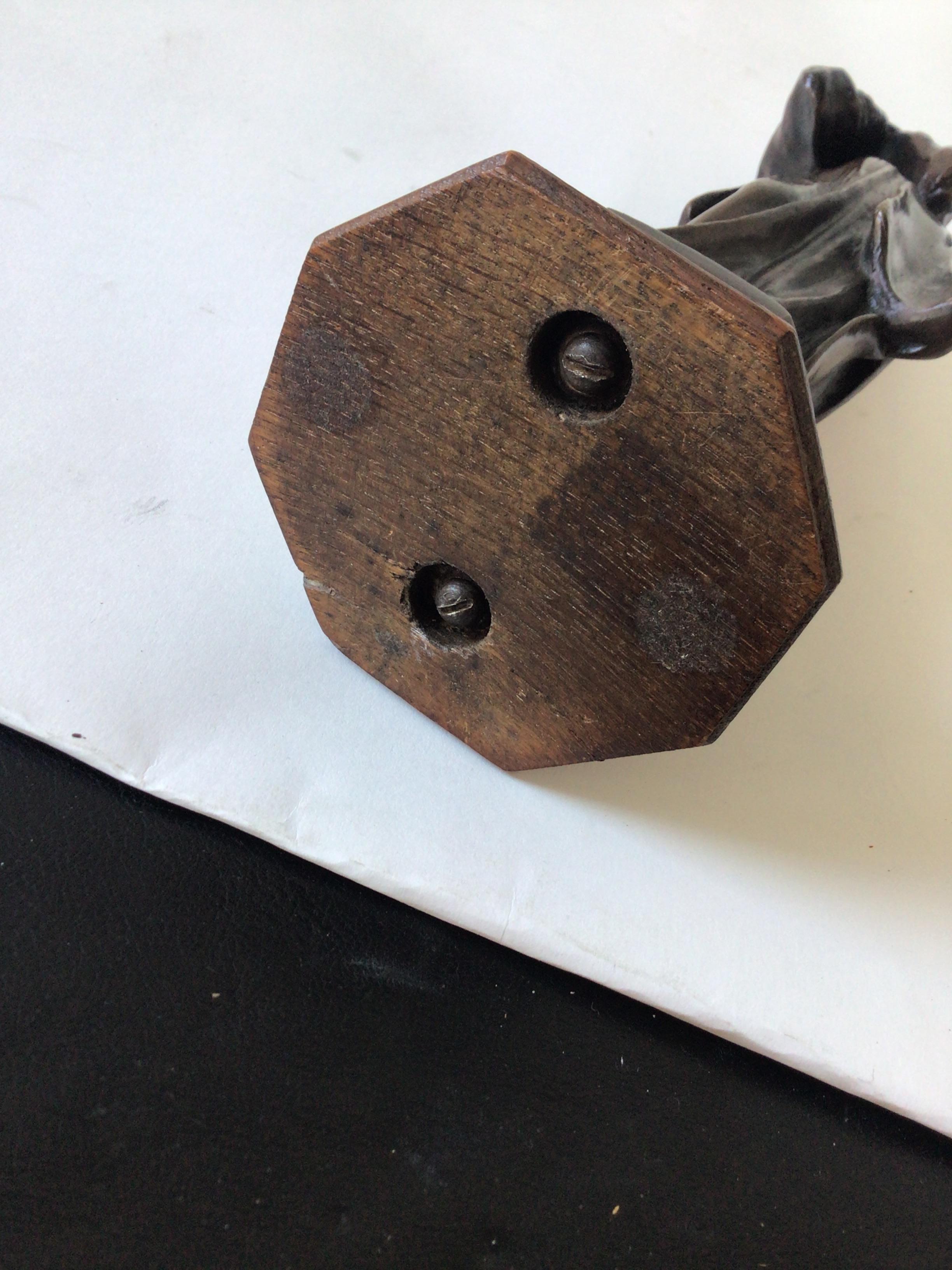 Scultura in bronzo di una suora degli anni '40 in vendita 4