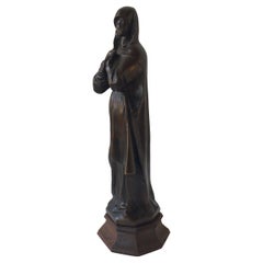 Escultura de bronce de una monja de los años 40