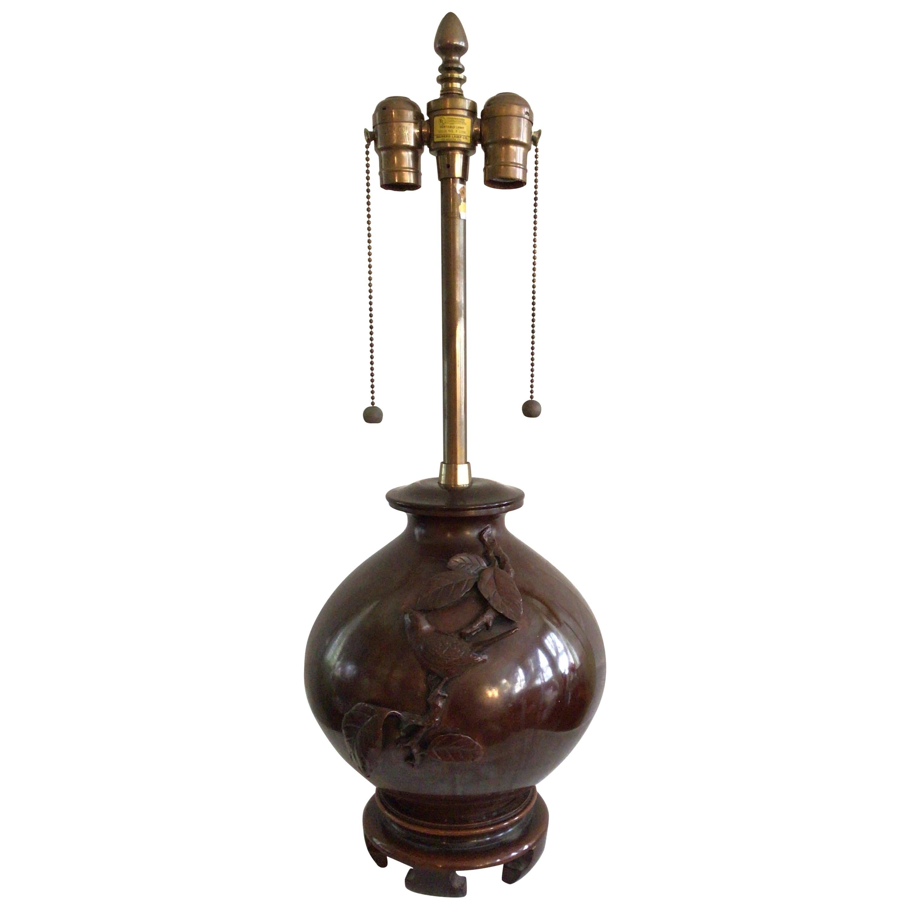 Lampe de table en bronze des années 1940 avec oiseau sur socle en bois de style asiatique