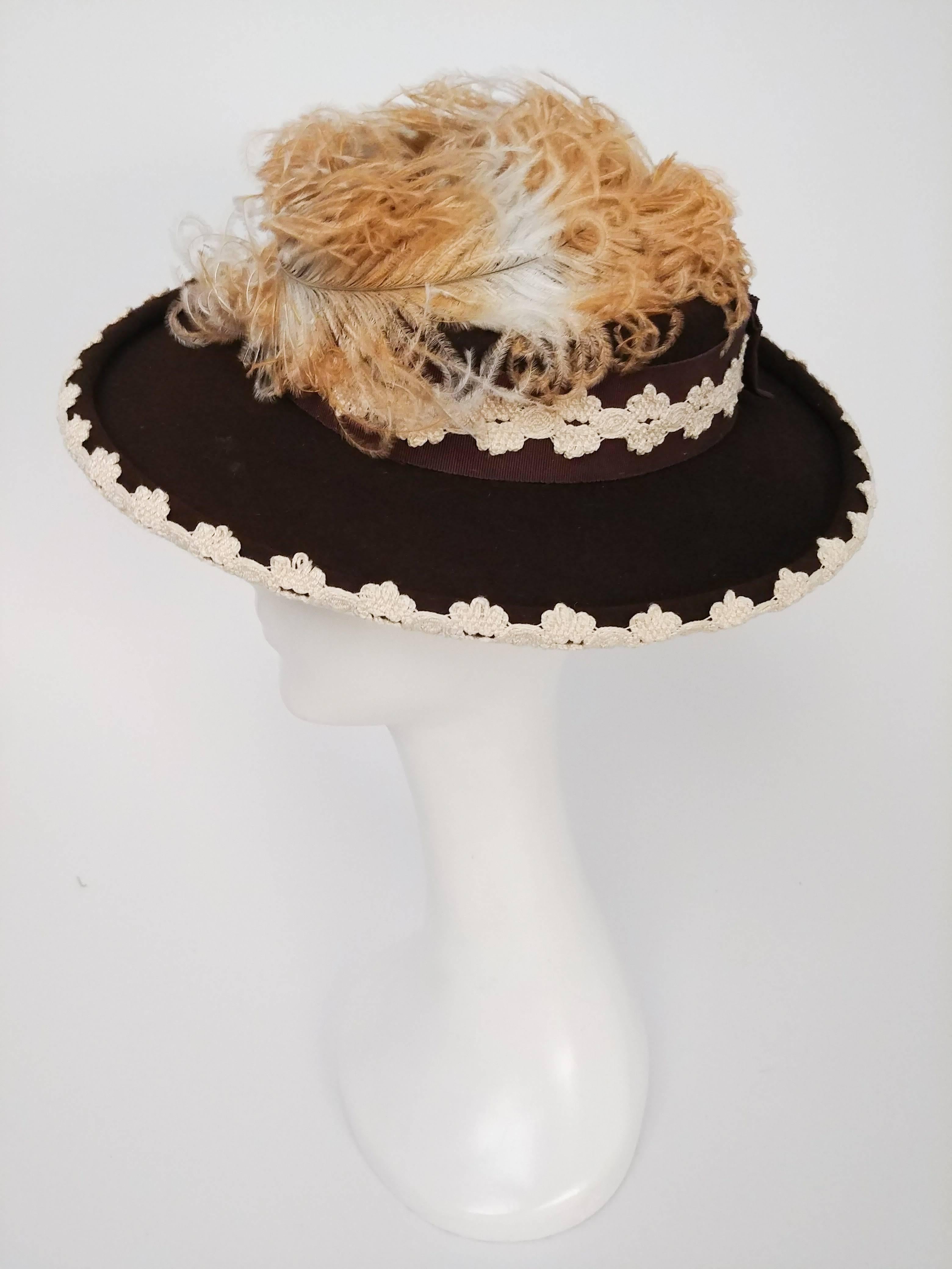 1940er Brauner Filzhut mit gekräuselten Federn. Mit cremefarbener Spitze an der Krempe und als Hutband verziert. 