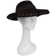 Chapeau à bord large en feutre marron des années 1940 avec découpes