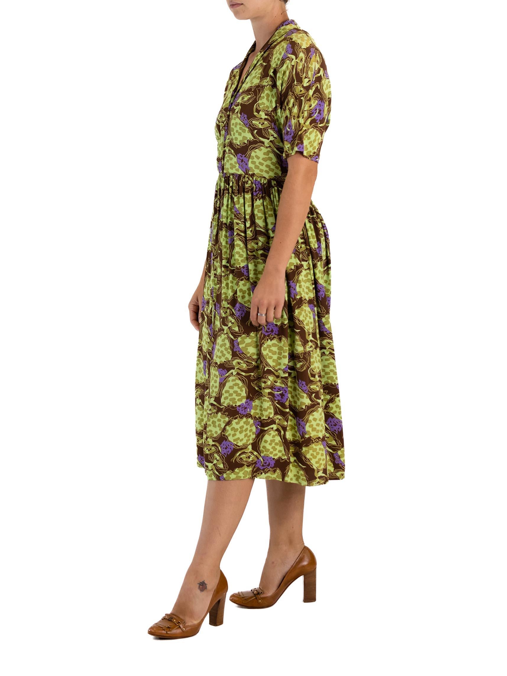 1940S Brown & Green  Dancing Ladies Novelty Print Dress In Excellent Condition For Sale In New York, NY