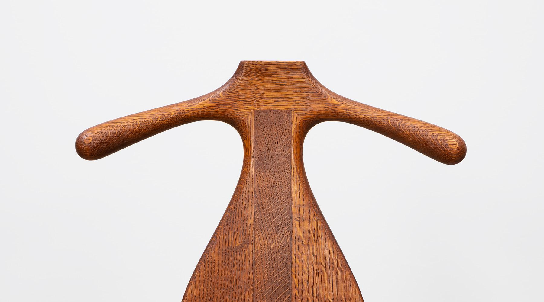 chaise de valet en chêne brun et en teck des années 1950:: signée Hans Wegner 'b' 4
