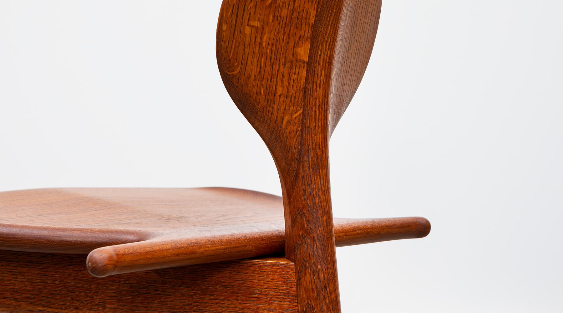 chaise de valet en chêne brun et en teck des années 1950:: signée Hans Wegner 'b' 5