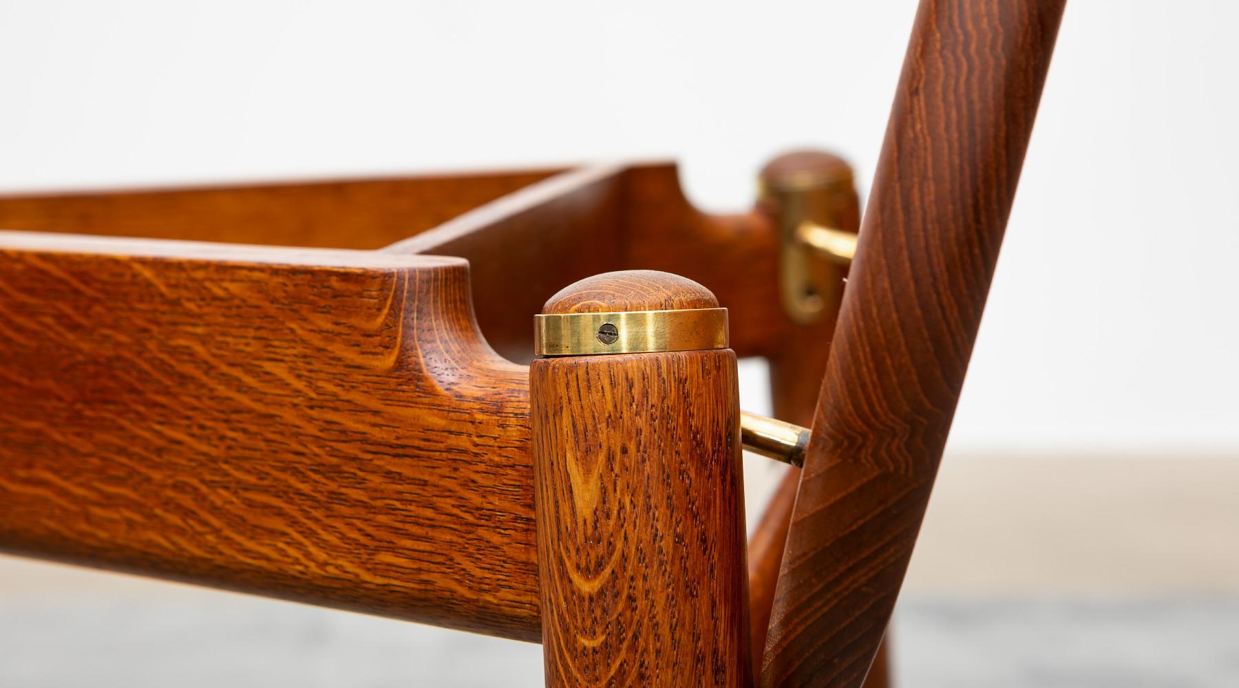 chaise de valet en chêne brun et en teck des années 1950:: signée Hans Wegner 'b' 7