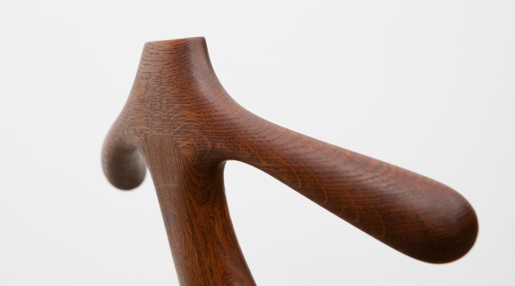 chaise de valet en chêne brun et en teck des années 1950:: signée Hans Wegner 'b' 8