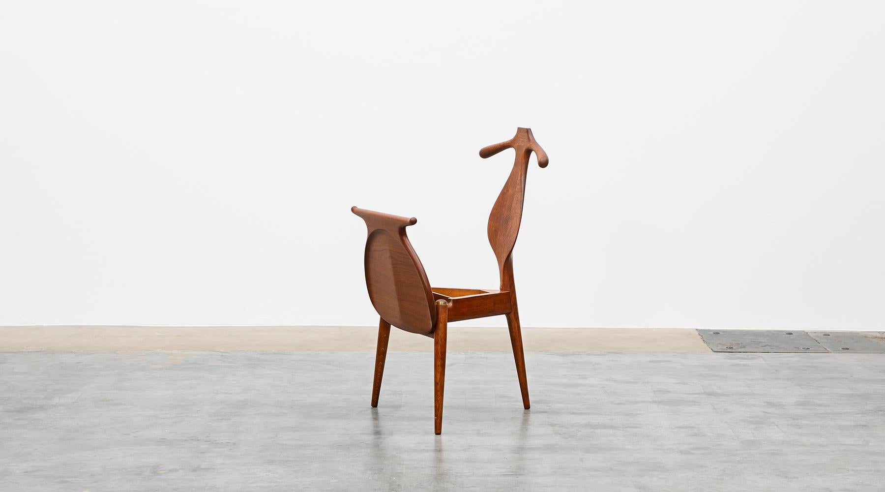 Milieu du XXe siècle chaise de valet en chêne brun et en teck des années 1950:: signée Hans Wegner 'b'