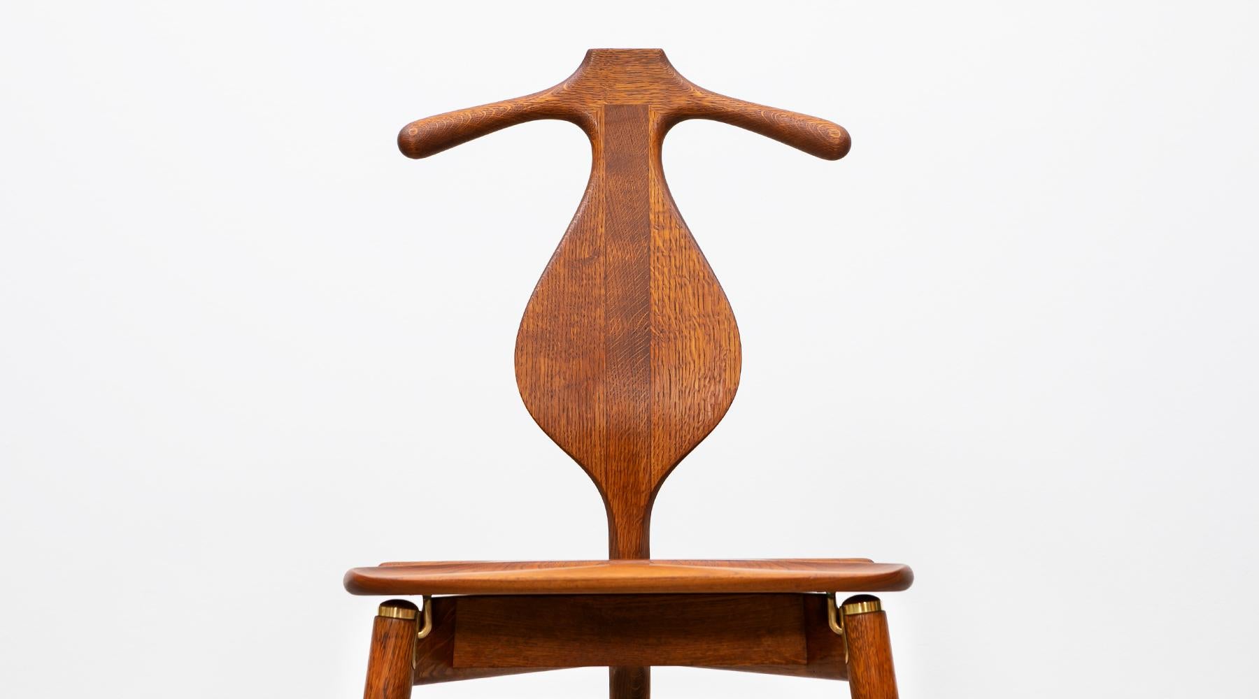 chaise de valet en chêne brun et en teck des années 1950:: signée Hans Wegner 'b' 1
