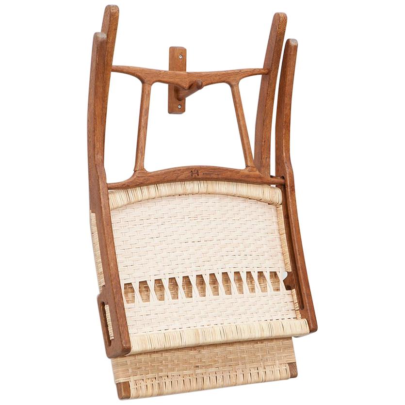 Chaise pliante en chêne marron et rotin blanc des années 1940 par Hans Wegner en vente
