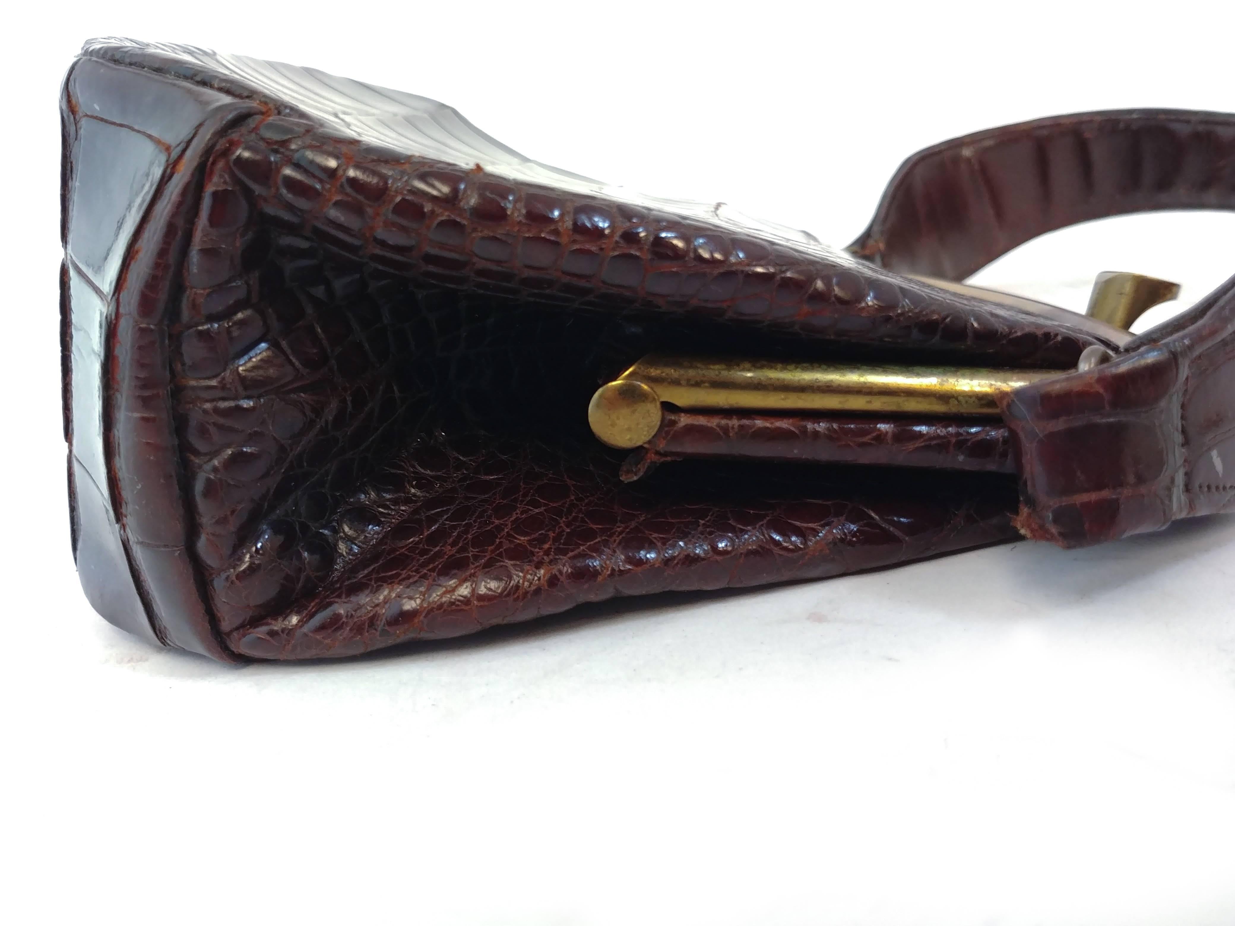 1940s Brown Round Alligator Purse In Good Condition For Sale In San Francisco, CA