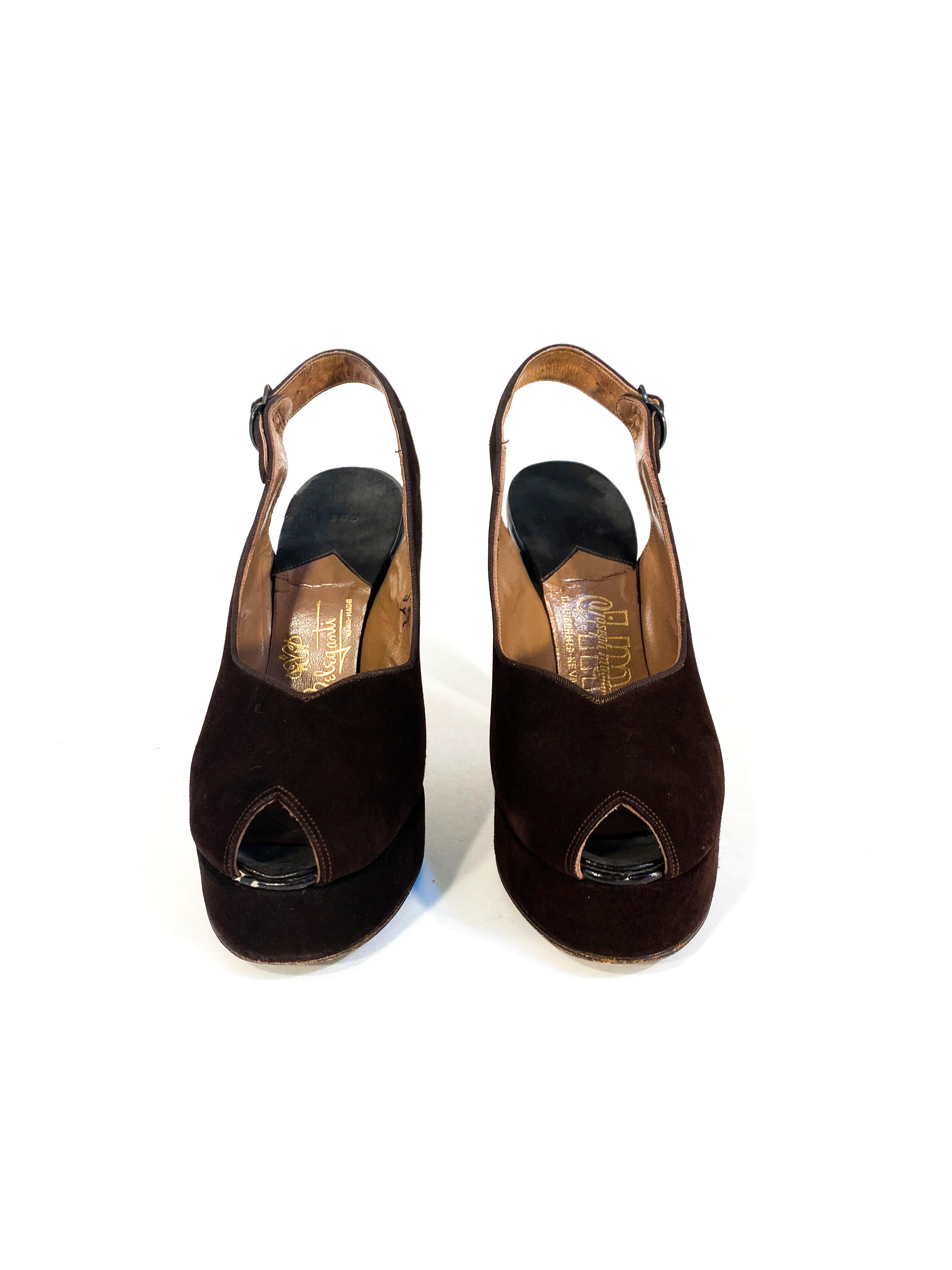 chaussures à talon en plate-forme en daim marron des années 1940, avec boucles d'attache, semelles en cuir et talon de 10 cm. 