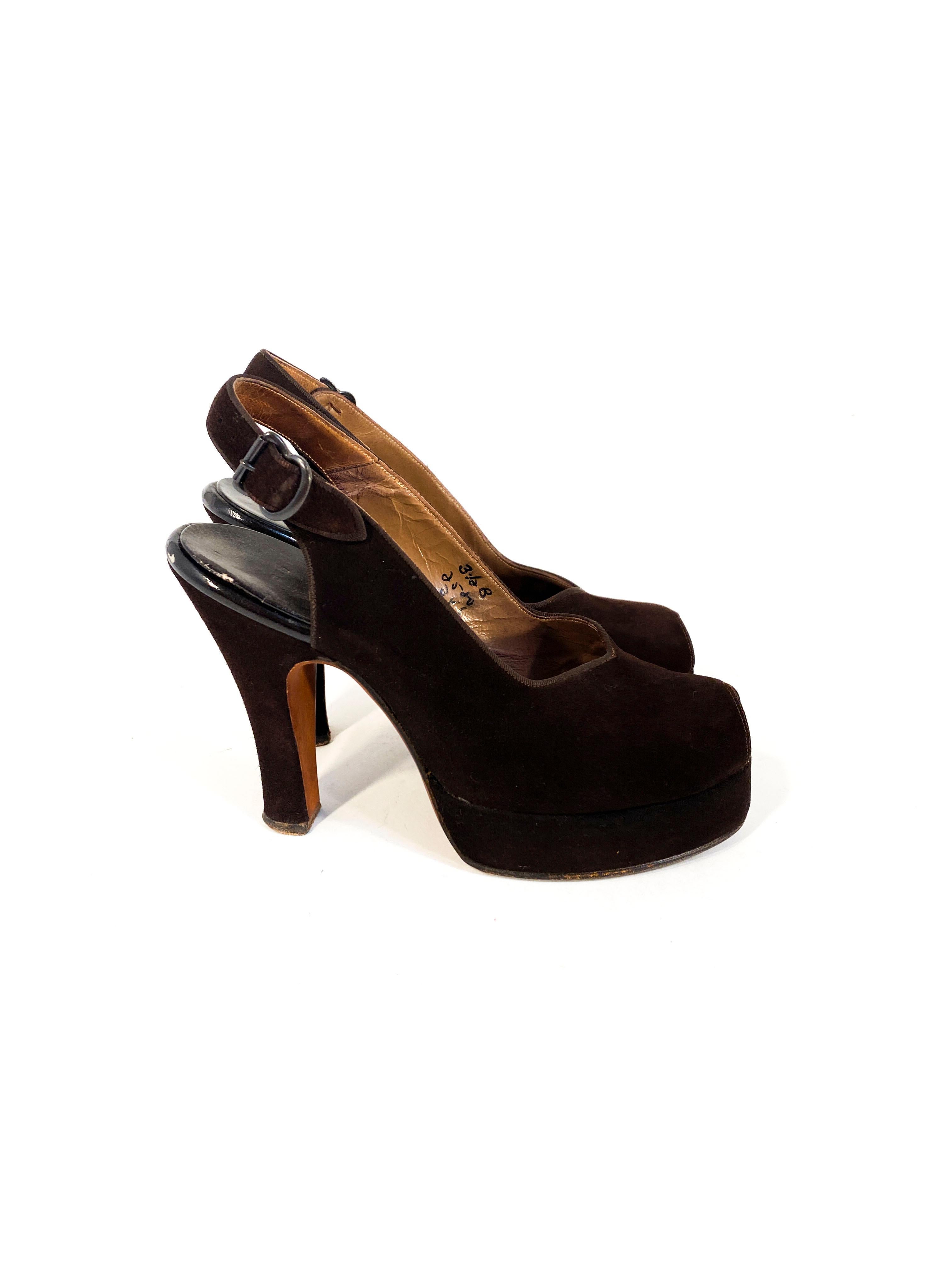 Noir Chaussures à talons compensés en daim marron des années 1940 en vente
