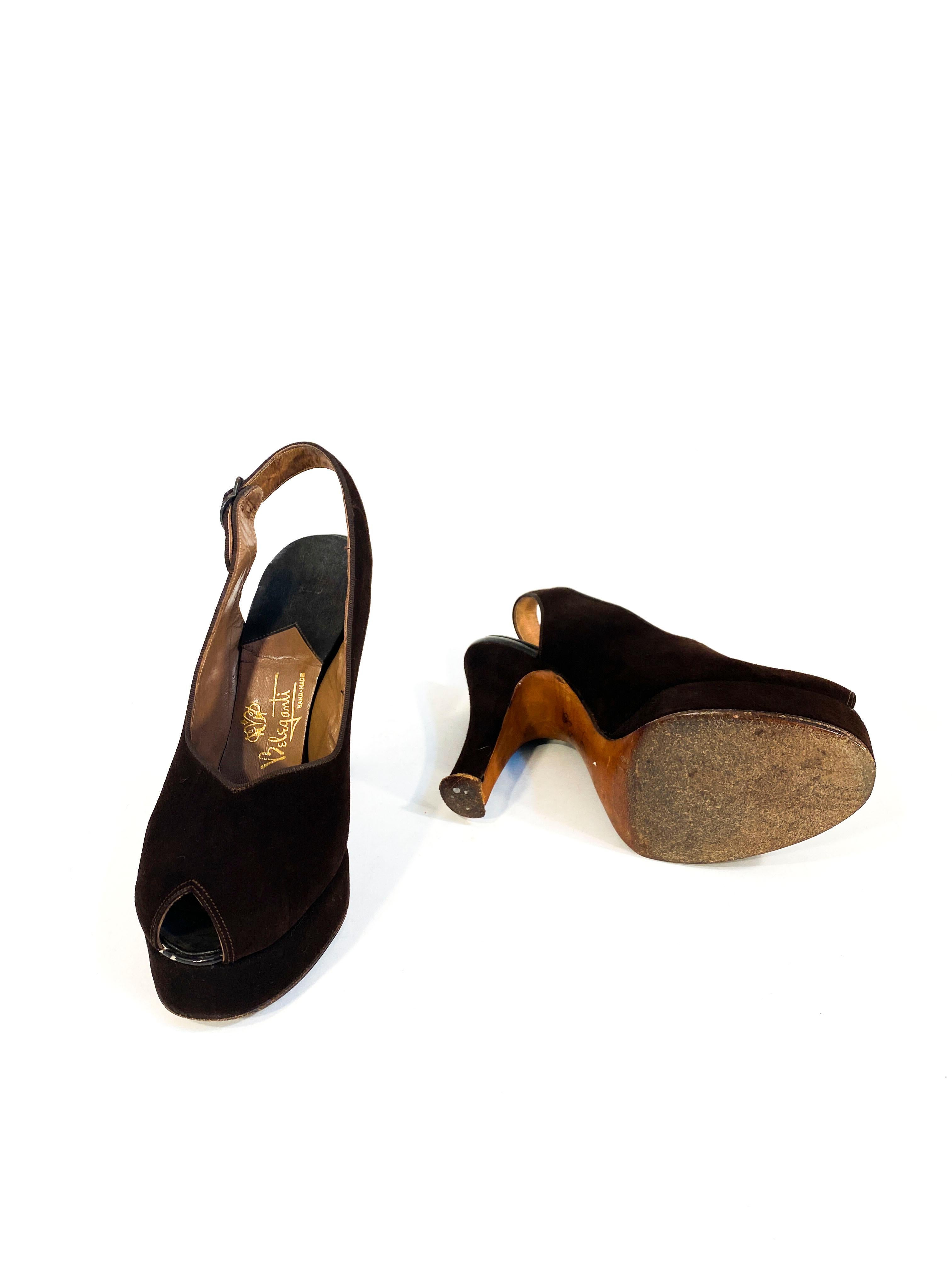 Chaussures à talons compensés en daim marron des années 1940 en vente 1