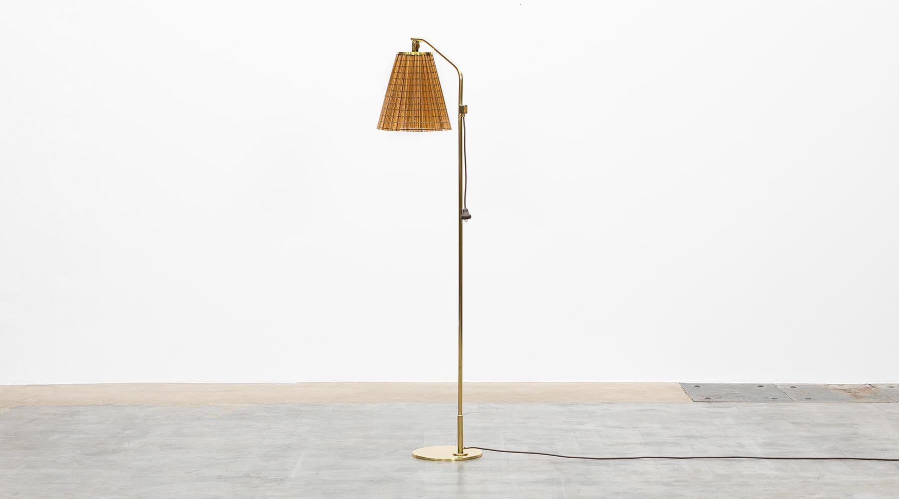 1940s Brown Wicker and Brass Stem Floor Lamp by Paavo Tynell In Good Condition In Frankfurt, Hessen, DE