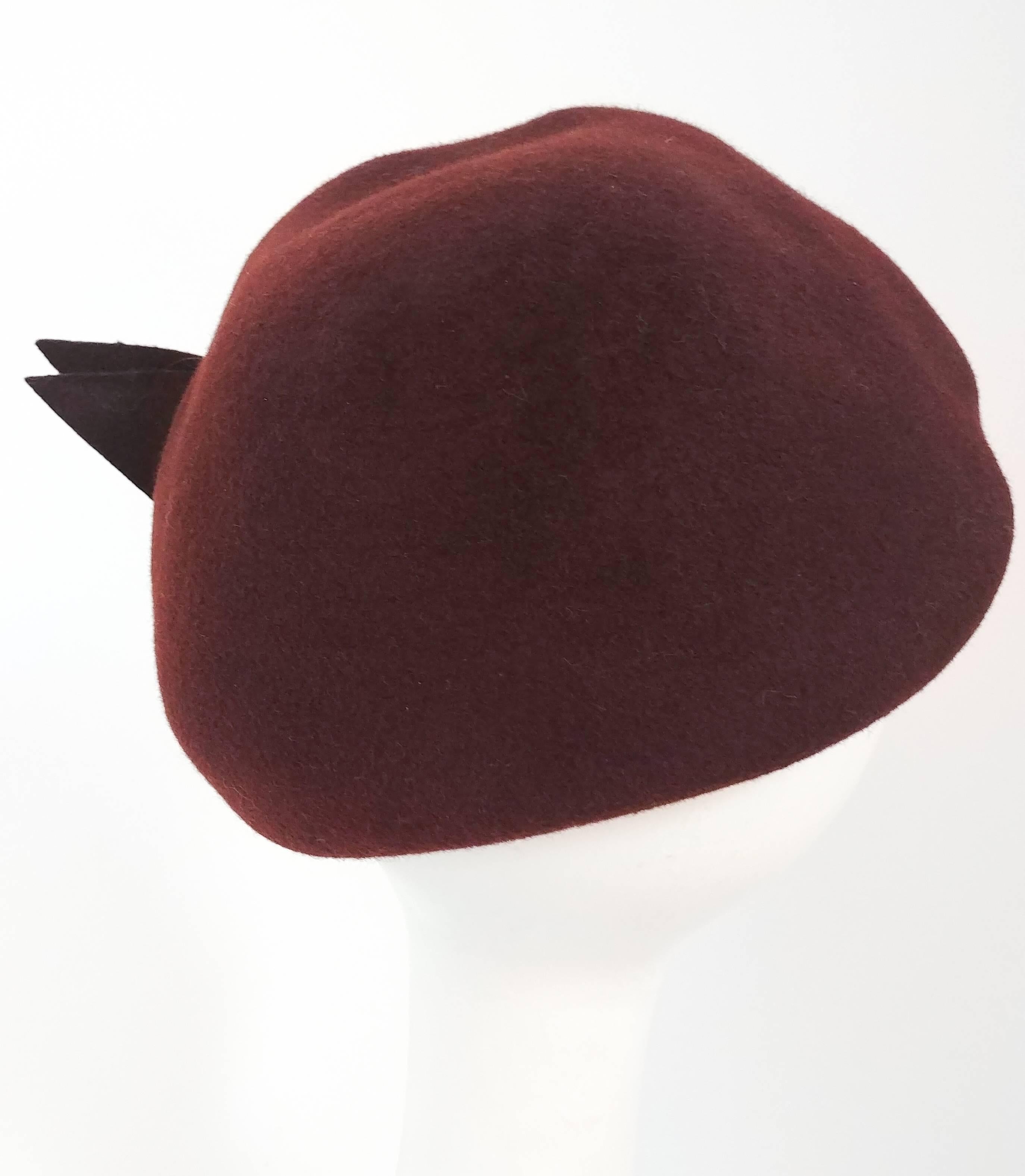 1940s Brown Wool Felt Hat w/ Rhinestone Buckle In Good Condition For Sale In San Francisco, CA