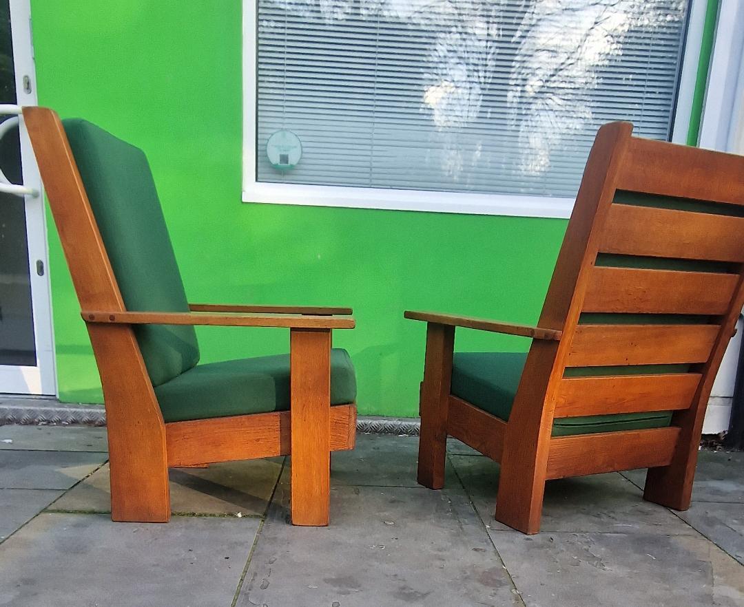 Mordenista con un po' di brutalismo, struttura geometrica in legno di quercia rivestita.
cuscini restaurati. Tasselli a vista nelle poltrone dal design meraviglioso.
Cc 1940 francese