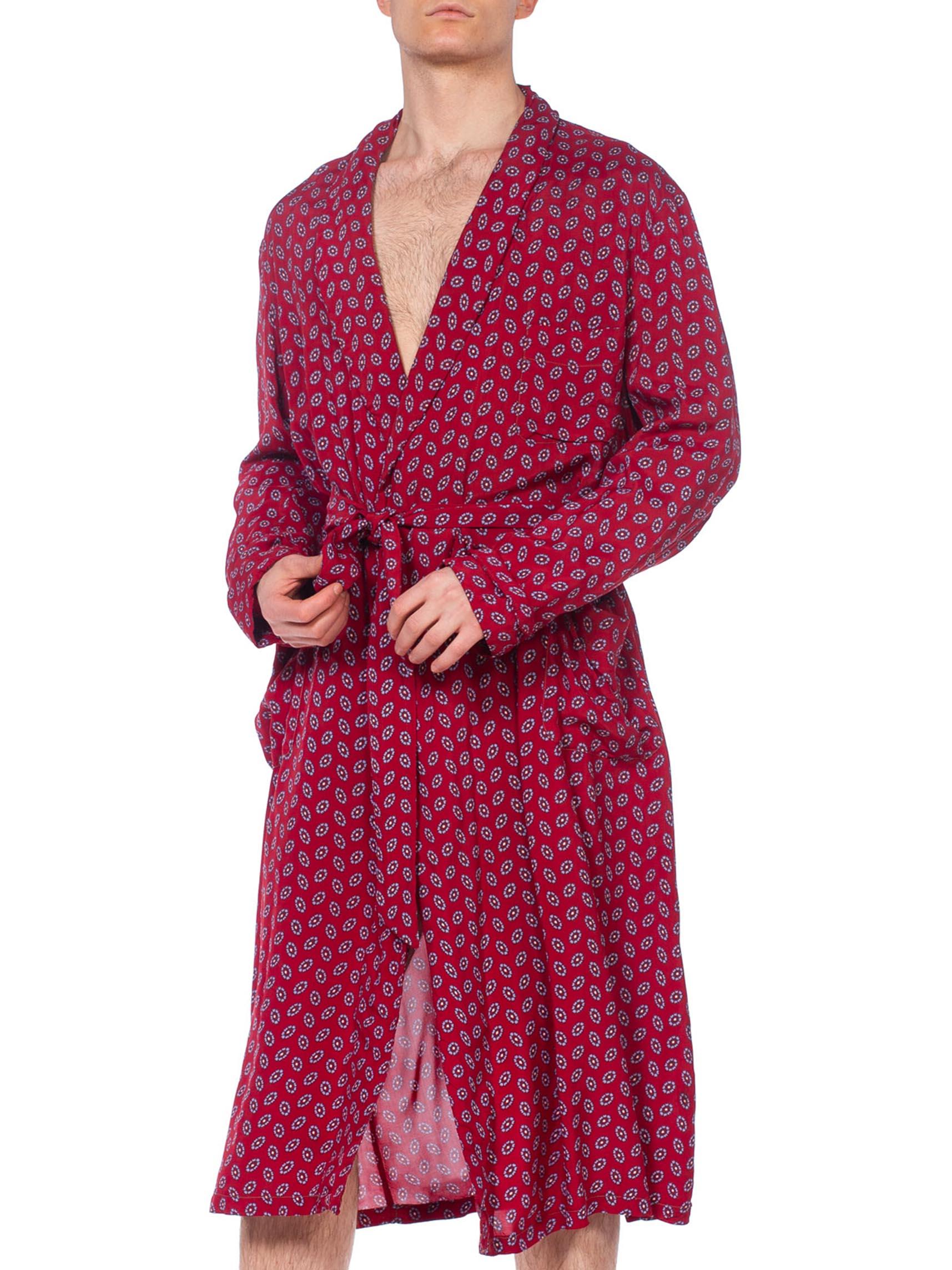 1940S Burgundy Rayon Foulard Print Men's Ratpack Lounge Smoking Robe In Excellent Condition In New York, NY