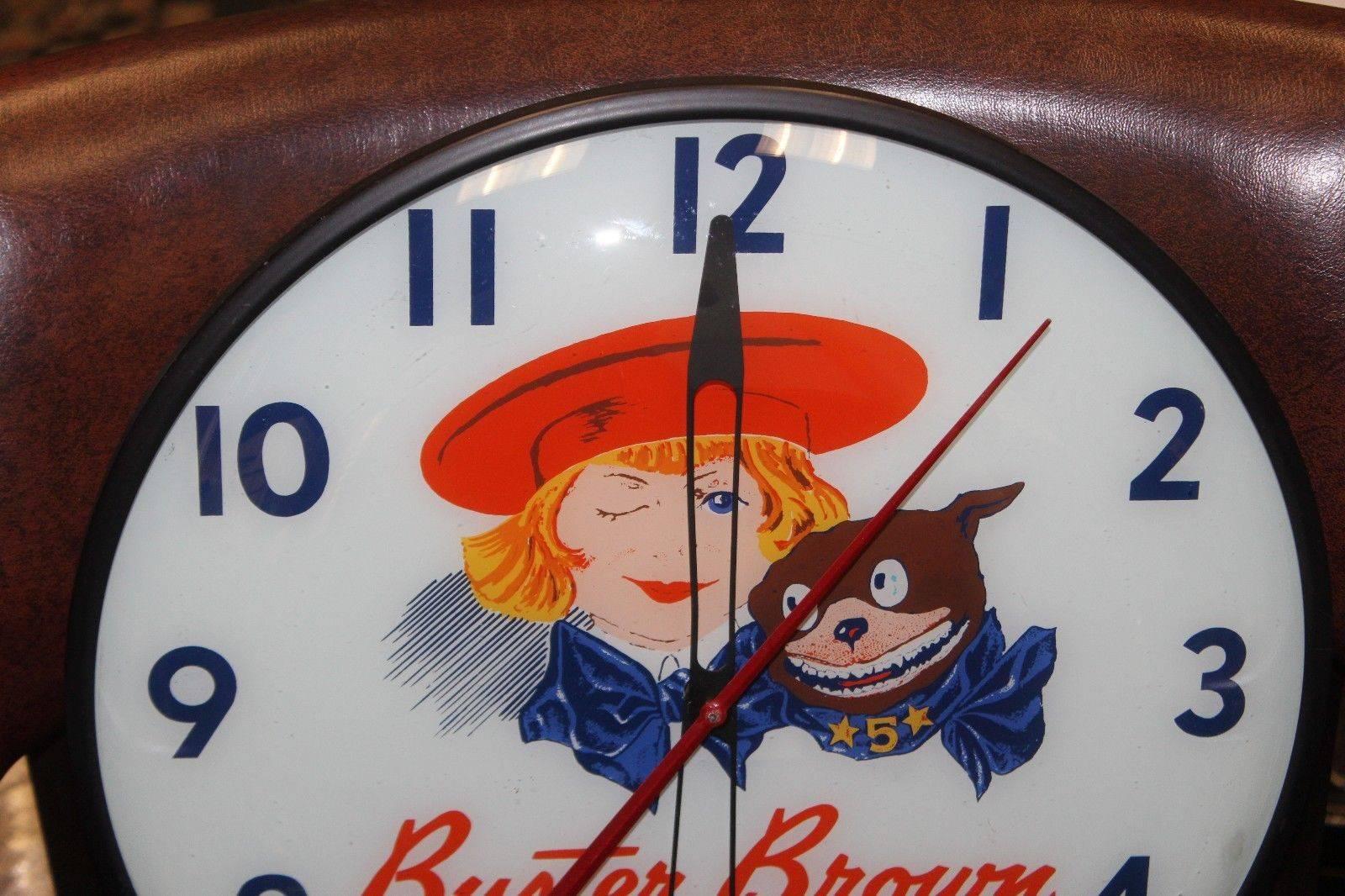 1940s Buster Brown Shoes Pam Co. Advertising Vintage Lighted Wall Clock In Good Condition For Sale In Orange, CA