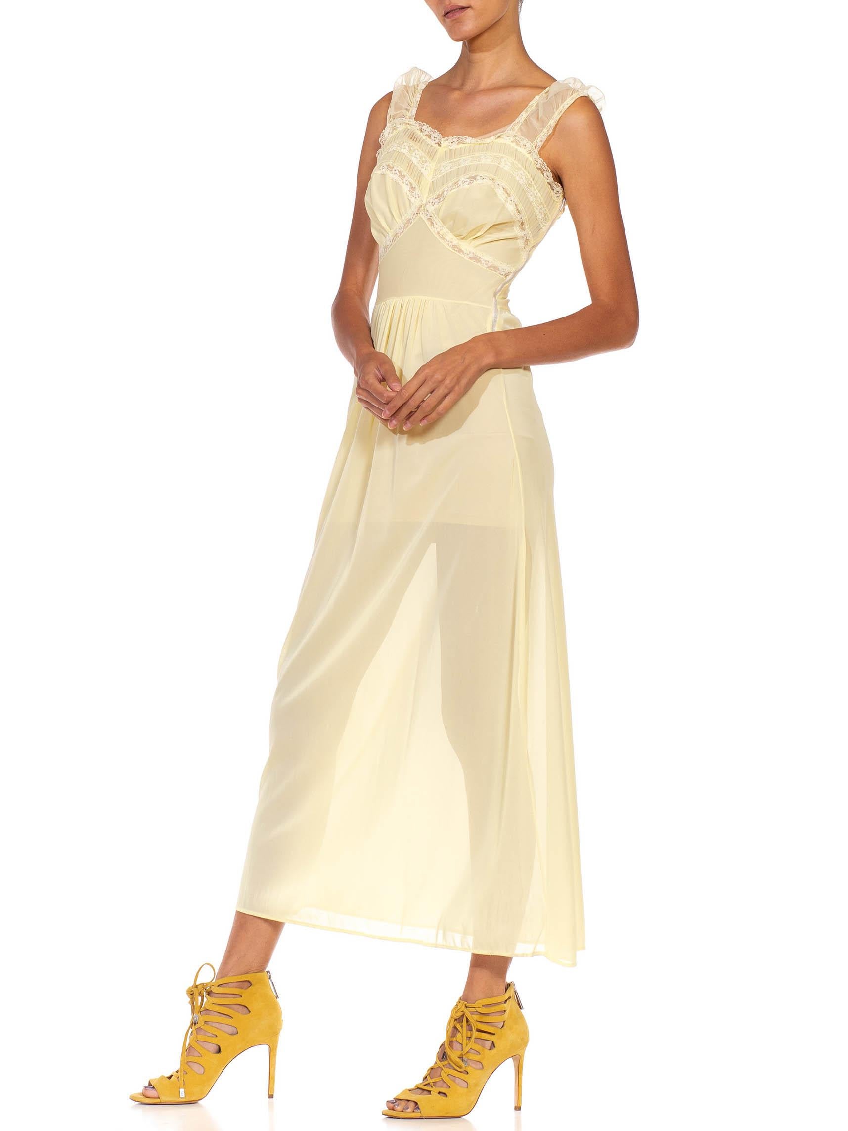 1940S Butter Yellow Rayon Lace Trim Negligee In Excellent Condition For Sale In New York, NY