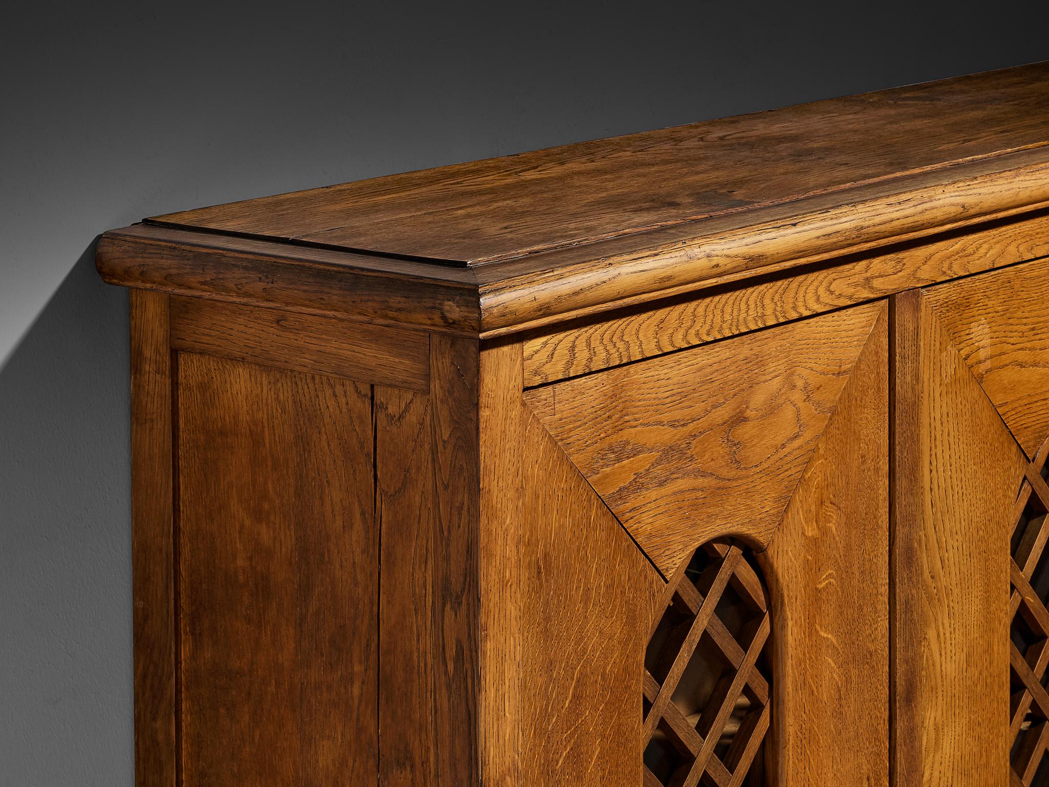 1940s Cabinet in Solid Oak with Latticework For Sale 3