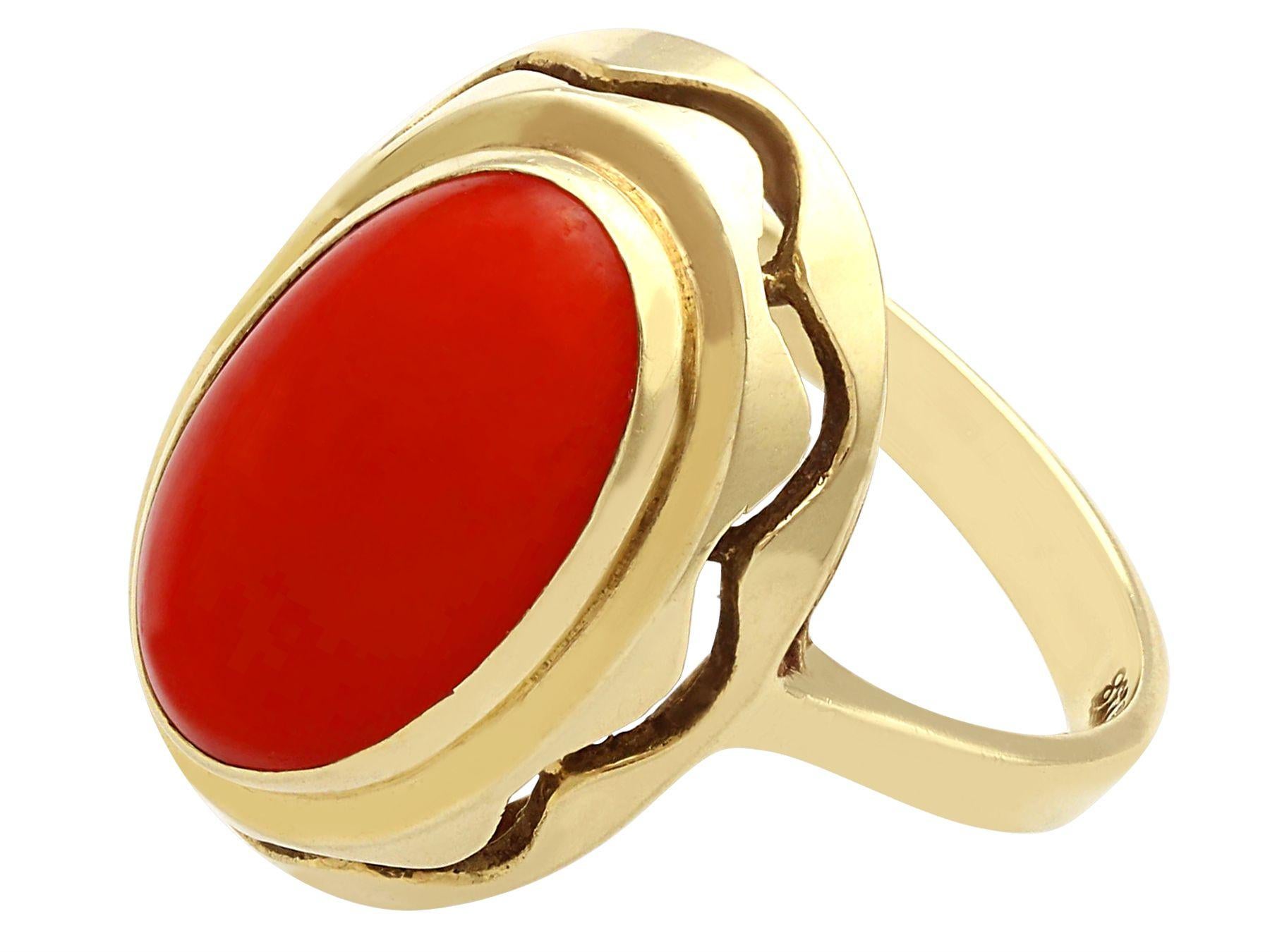 1940s Vintage Coral and Yellow Gold Cocktail Ring In Excellent Condition For Sale In Jesmond, Newcastle Upon Tyne