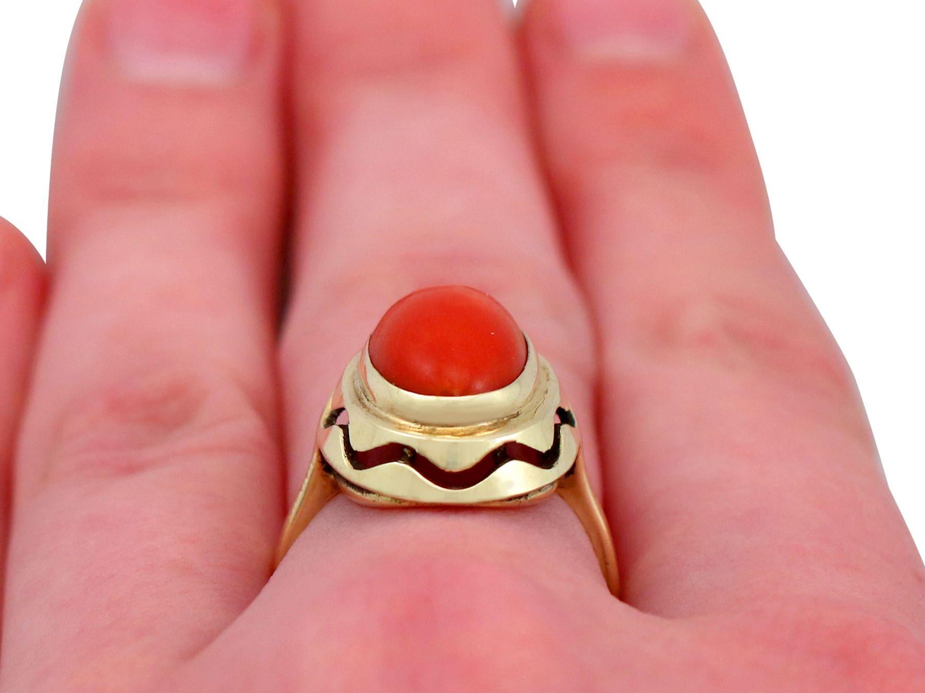 1940s Vintage Coral and Yellow Gold Cocktail Ring For Sale 4
