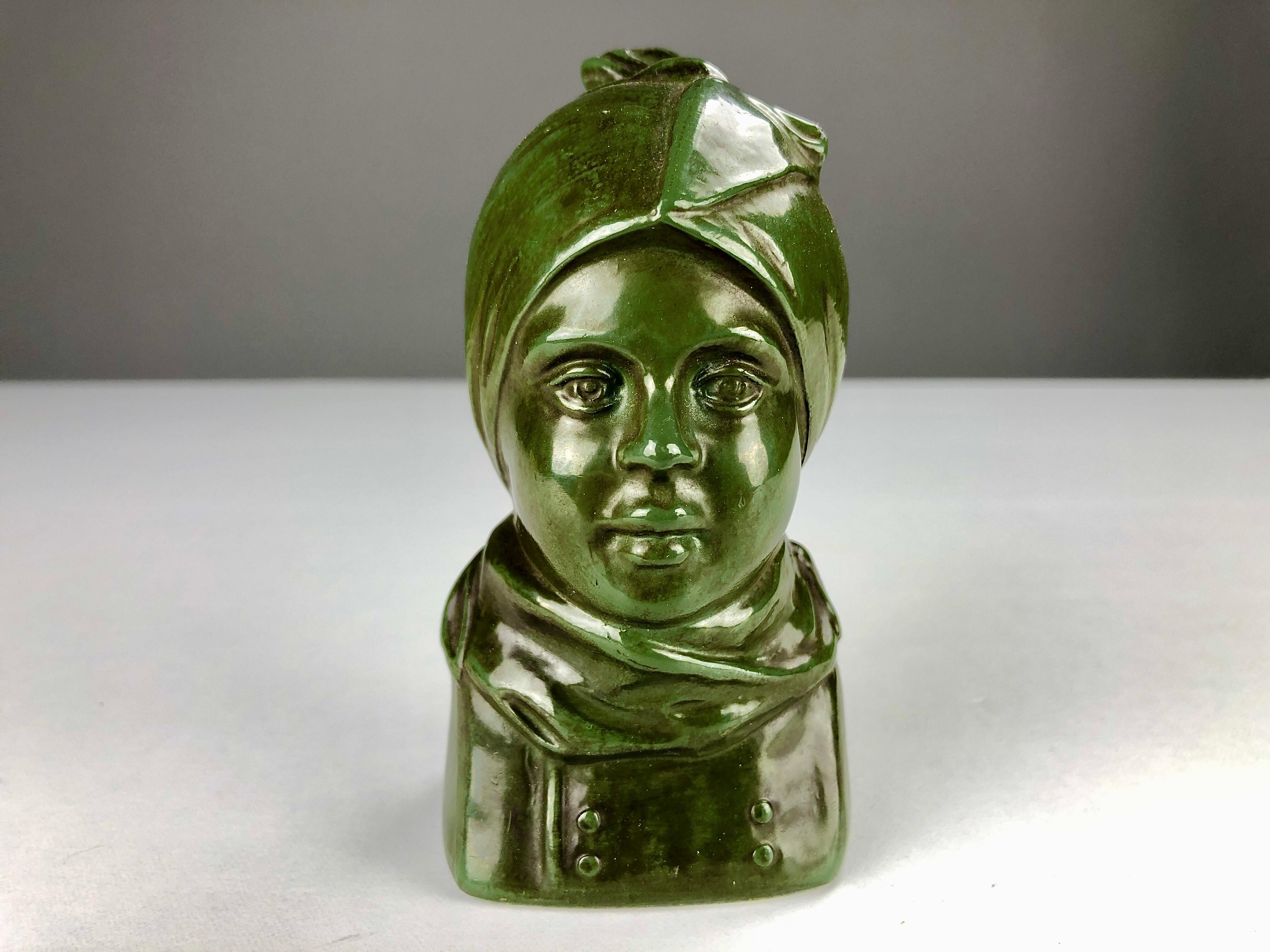 Statuetta in metallo da discoteca Carl Emil Ruge del 1940 di Just Andersen A/S

Piccolo busto danese di una ragazza Fanø di Carl Emil Borch realizzato in metallo da Just Andersen A/S negli anni 1940 - 1950.

Il busto di una ragazza vestita in abiti