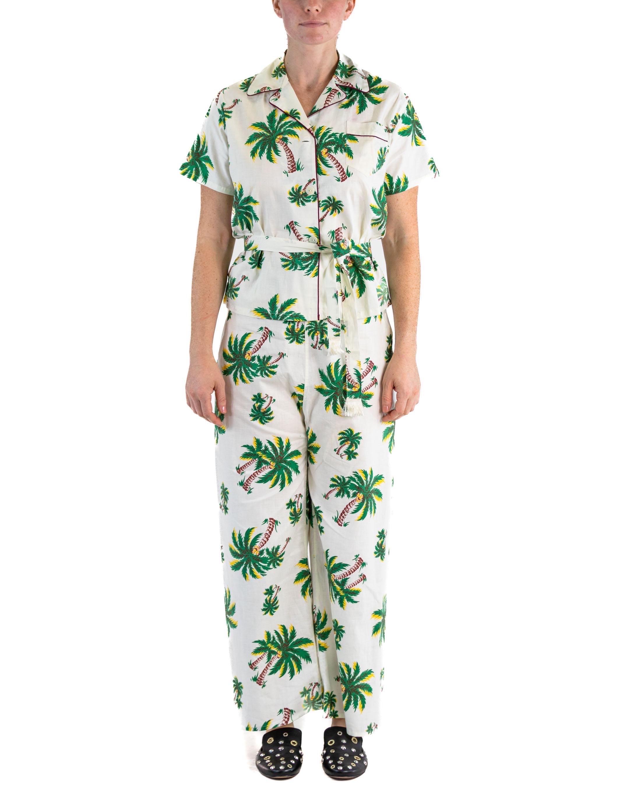1940S CAROL BRENT White Deadstock Cotton Palm Tree Pajamas With Tassel Belt In Excellent Condition For Sale In New York, NY