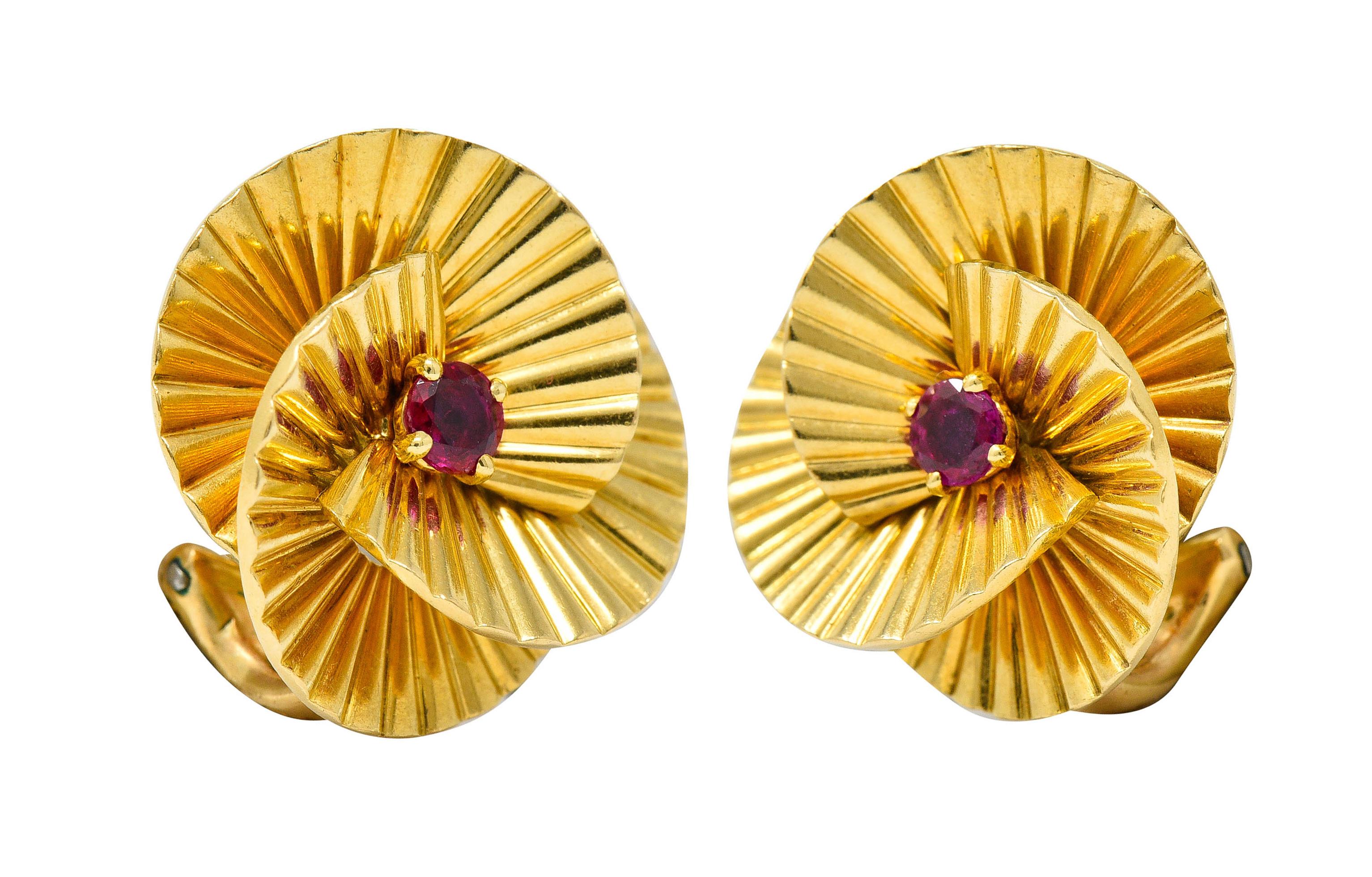 Women's or Men's 1940's Cartier Paris Ruby 18 Karat Gold Ridged Trefoil Ear-Clip Earrings
