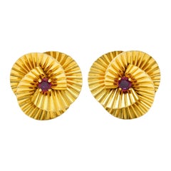 1940's Cartier Paris Ruby 18 Karat Gold Ridged Trefoil Ear-Clip Earrings