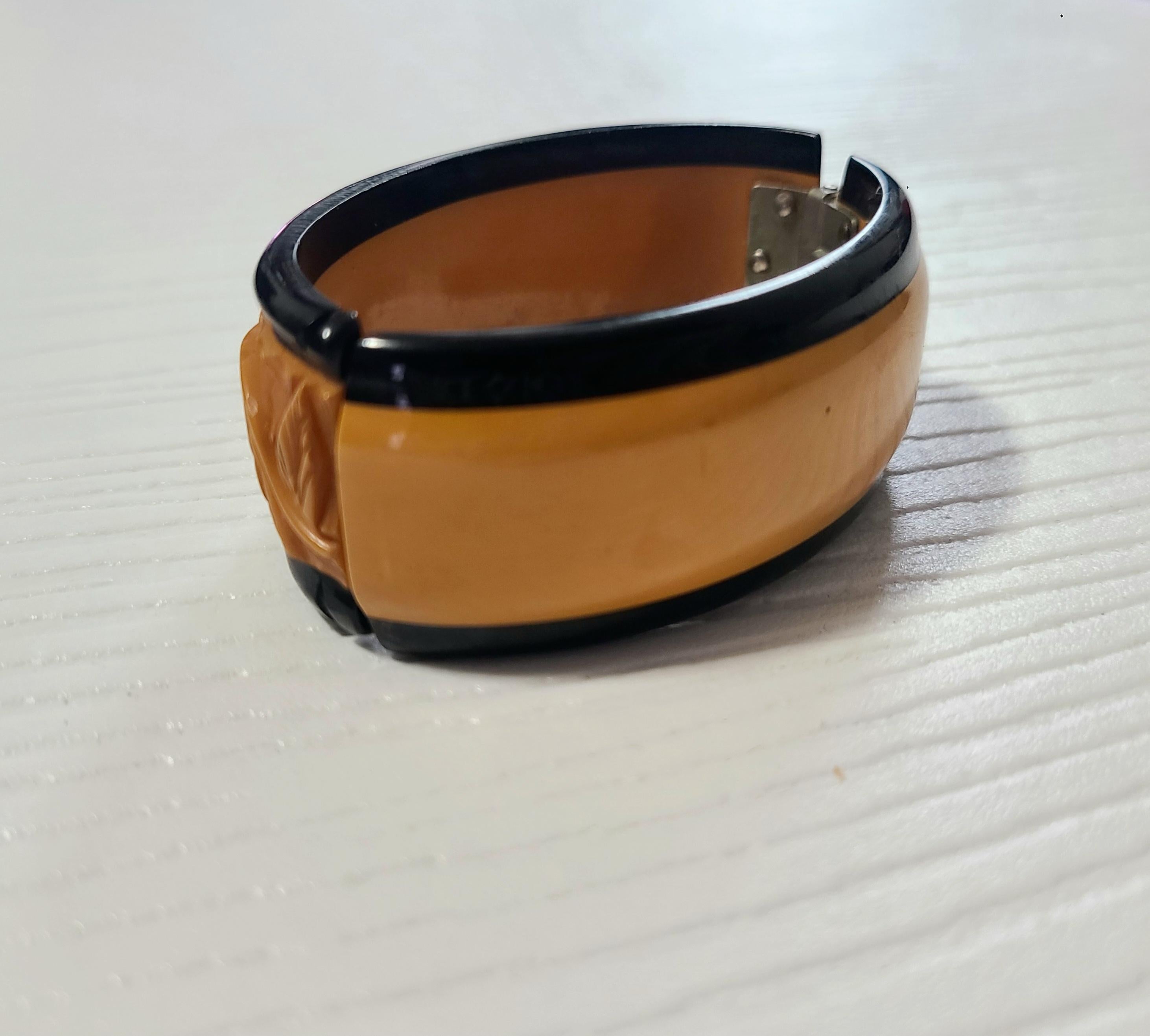 1940's Carved Butterscotch Bakelite Bangle In Excellent Condition For Sale In Maywood, NJ