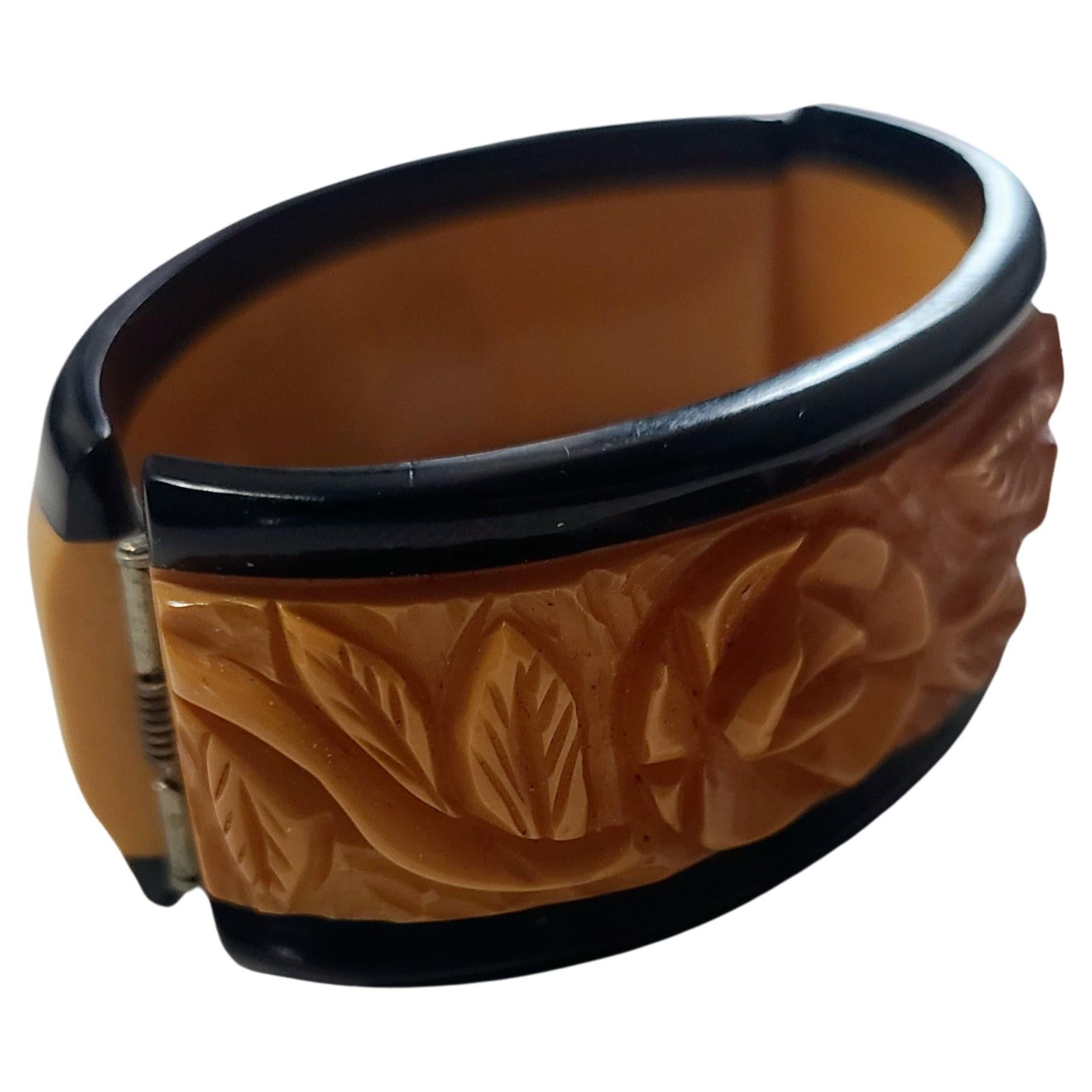 Bangle in bachelite con intagli degli anni '40 in vendita