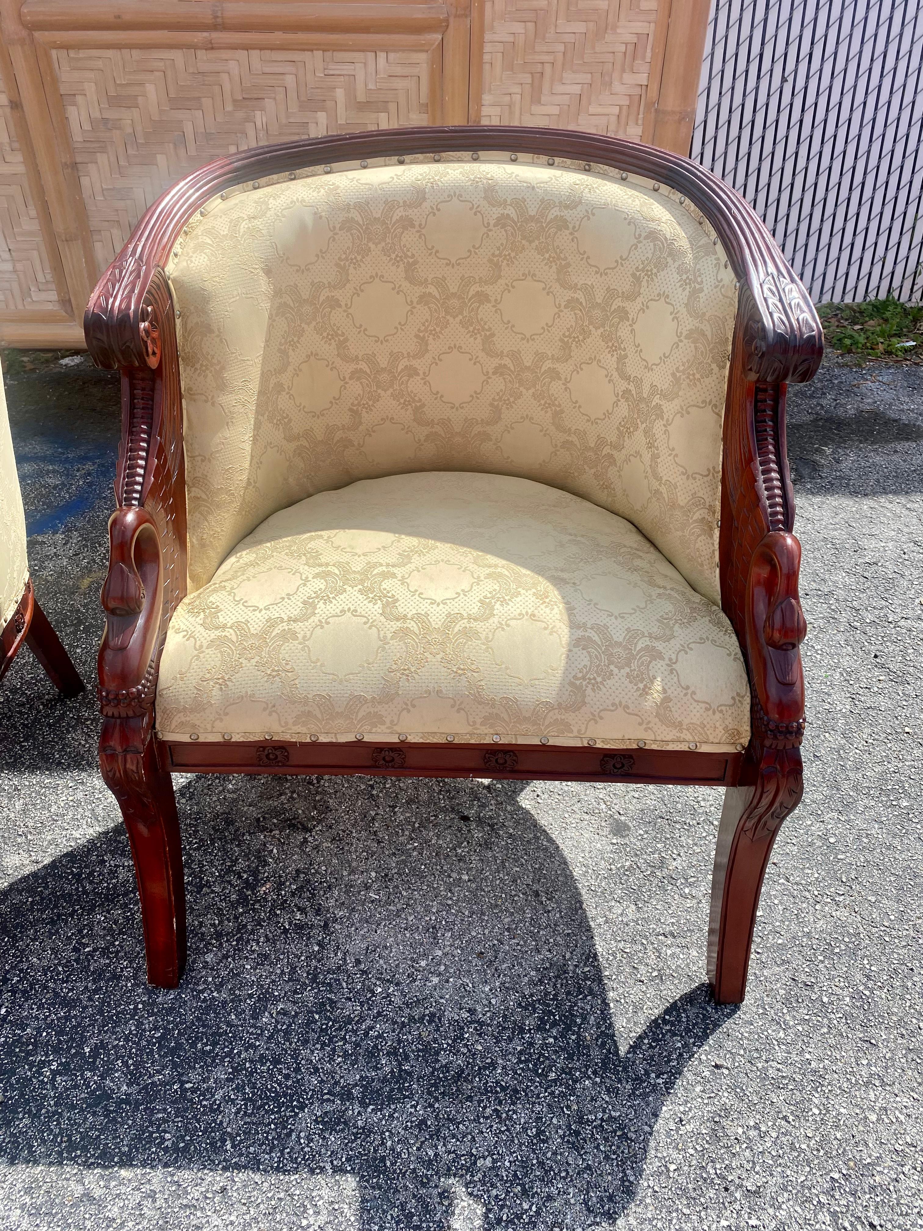 Sedie a botte Swan in legno dorato intagliato degli anni '40, set di 2 in vendita 4