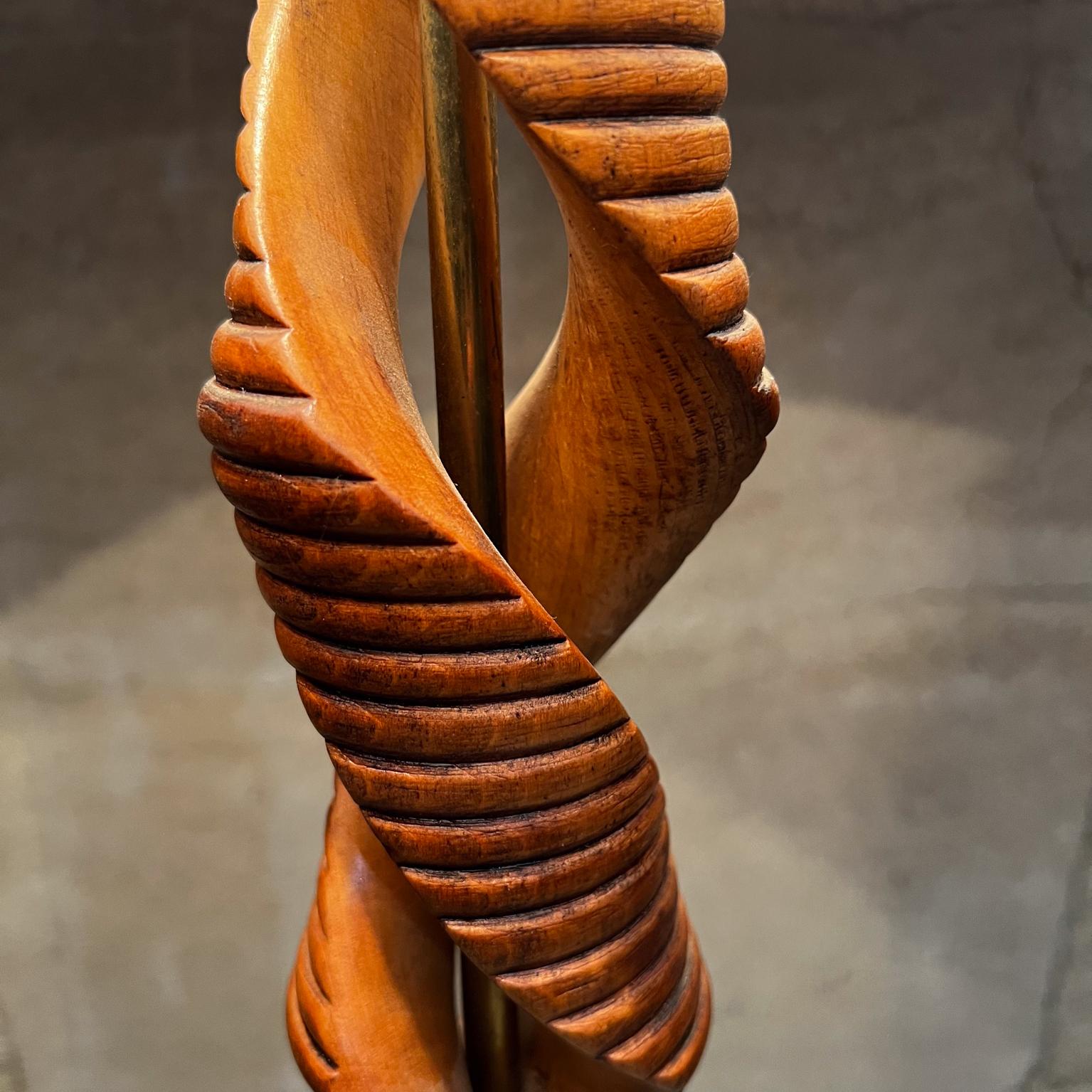 Lampadaire italien en bois sculpté des années 1940 d'après Franco Albini Bon état à Chula Vista, CA