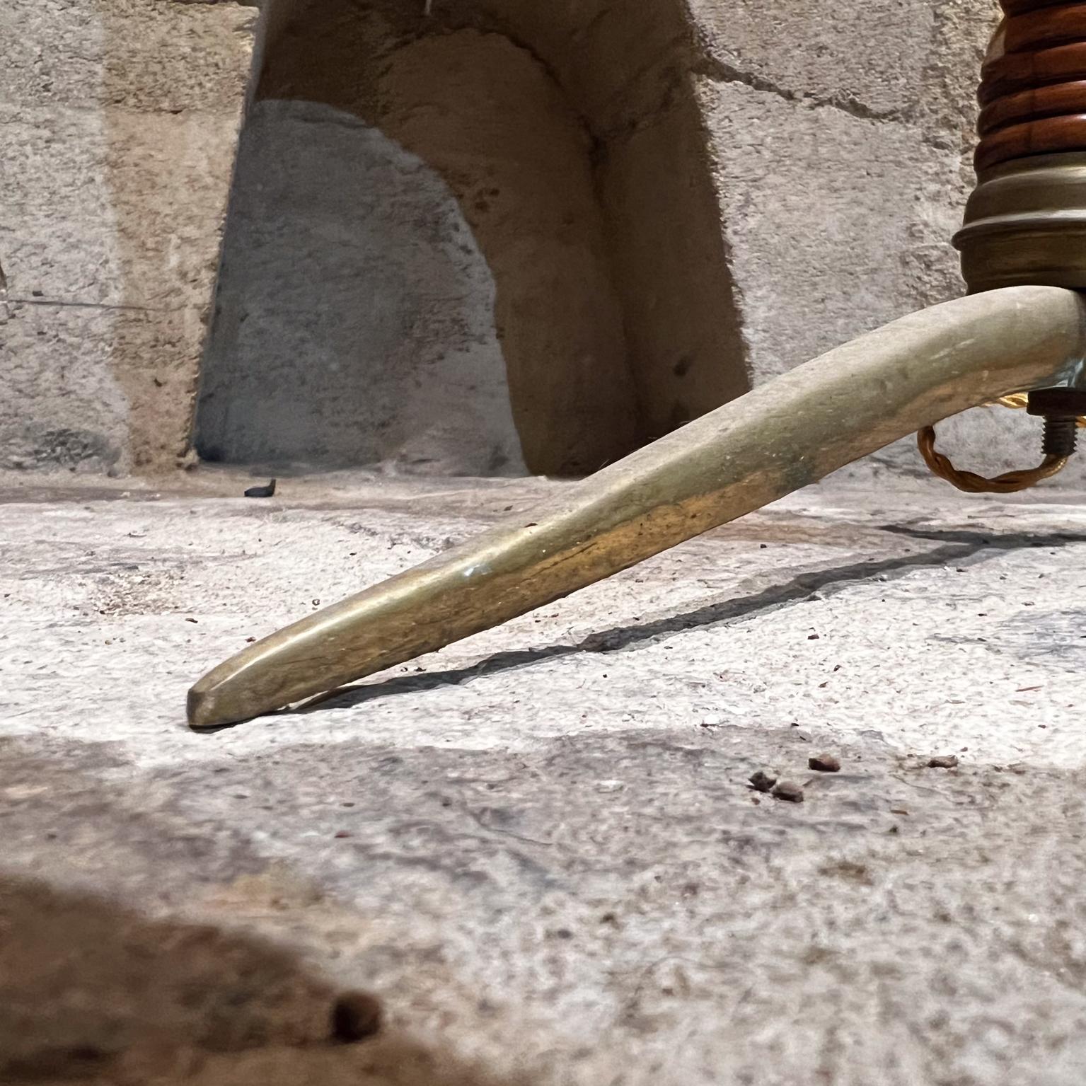 Lámpara de pie italiana de madera tallada de los años 40 según Franco Albini Aluminio en venta