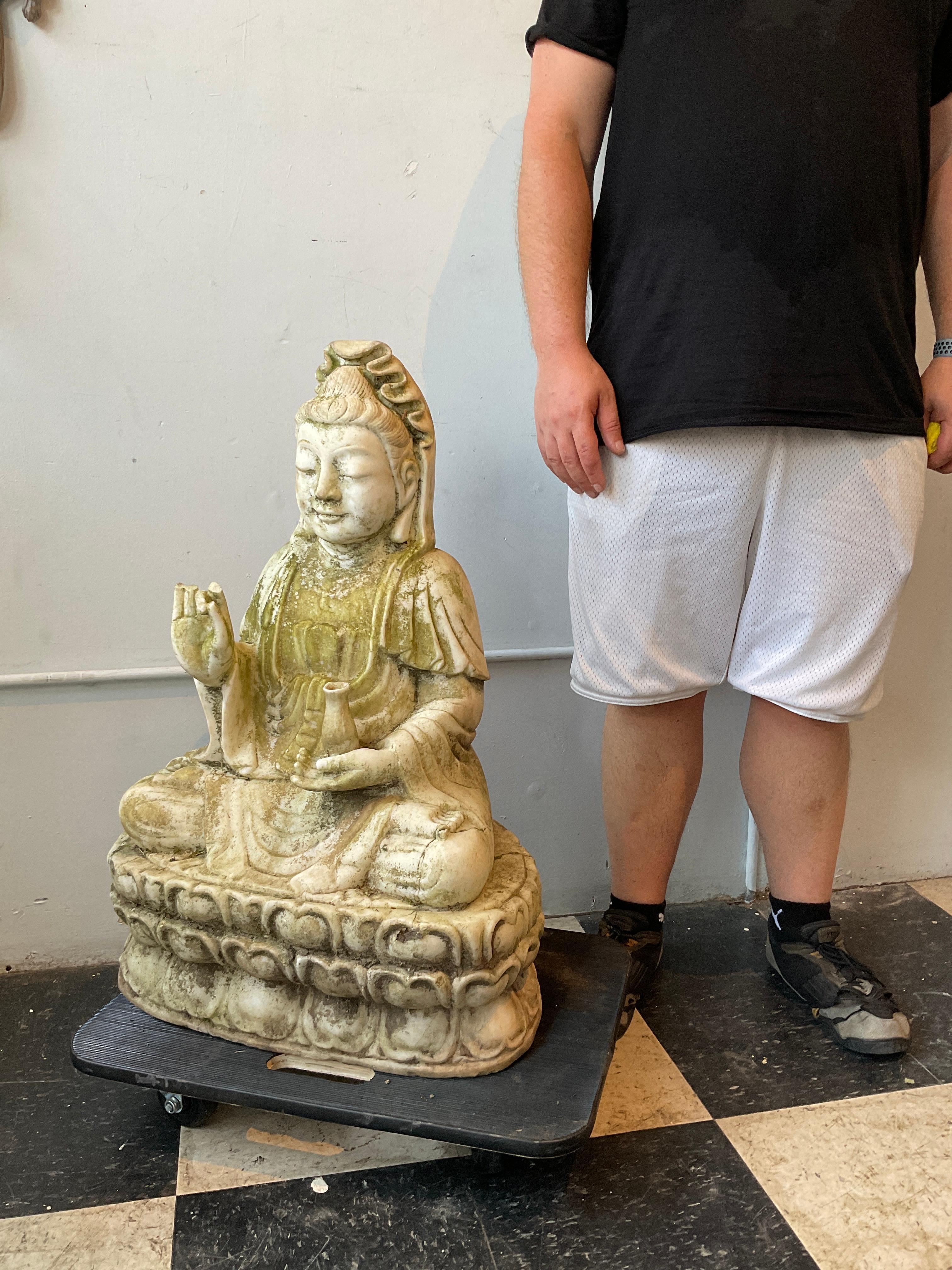Siddharta in marmo scolpito del 1940 proveniente da una proprietà di Westchester, NY. Lasciato in giardino per 80 anni. Mancano le dita di una mano.
