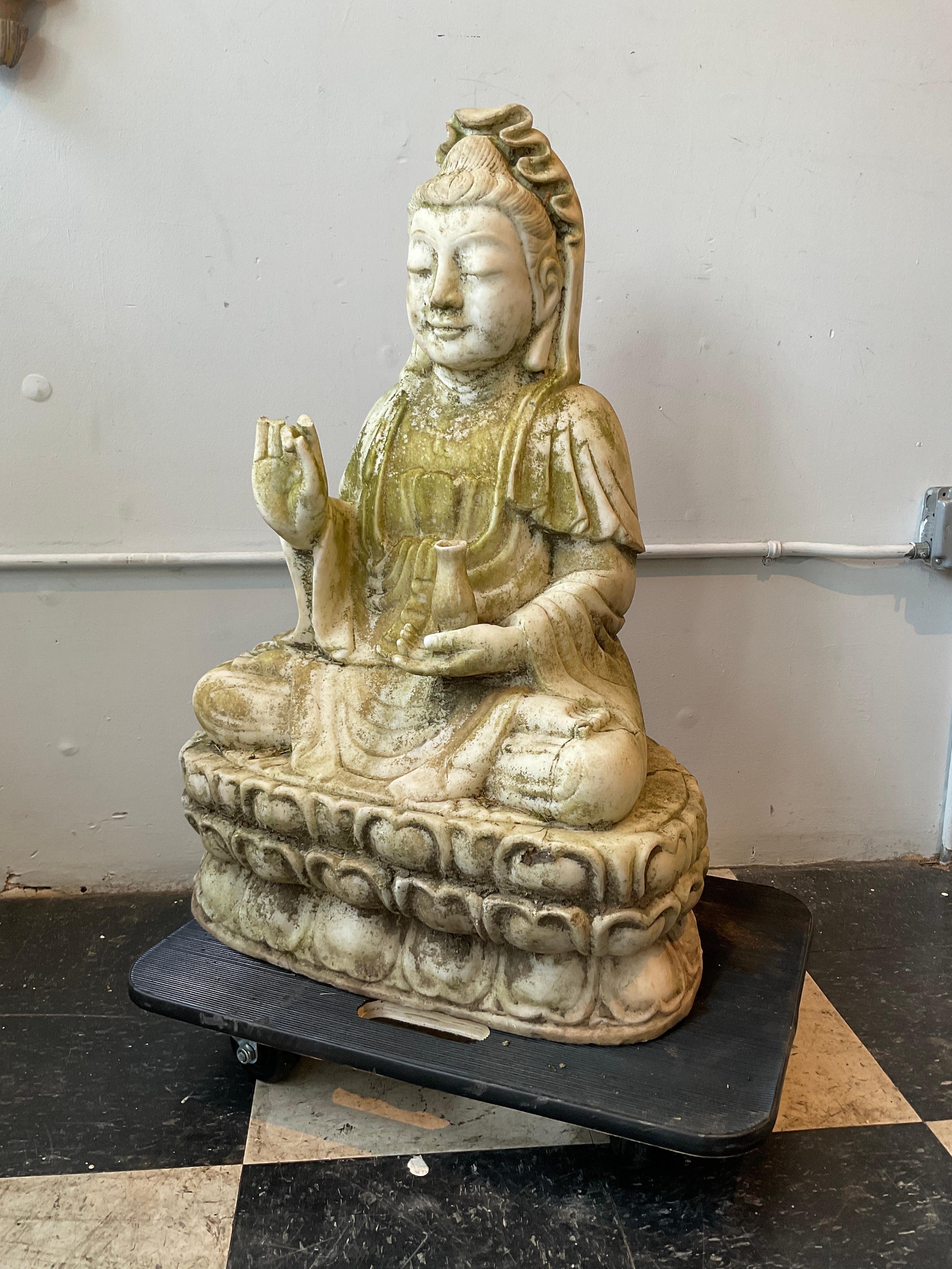 1940s  Siddharta in marmo scolpito alto 3 piedi In condizioni buone in vendita a Tarrytown, NY